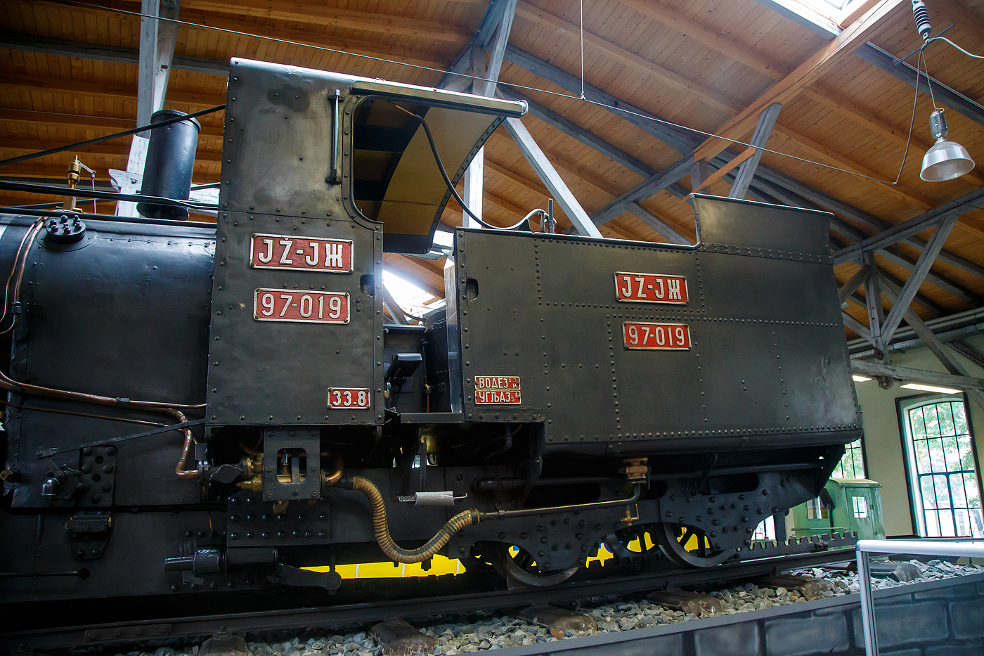 Detail (Führerhaus und Tender) der Zahnraddampflokomotive ex BHStB (Bosnisch-Herzegowinischen Staatsbahnen) / BHLB (Bosnisch-Herzegowinische Landesbahnen) IIIc5 719, ab 1918 SHS 719 (Železnice Kraljevine Srba, Hrvata i Slovenaca, deutsch Eisenbahnen des Königreichs der Serben, Kroaten und Slowenen, ab 1929 JDŽ 97-019 (Jugoslovenske Državne Železnice) und ab 1954 JŽ 97-019 (Jugoslovenske Železnice) am 11.09.2022 in der Lokwelt Freilassing.