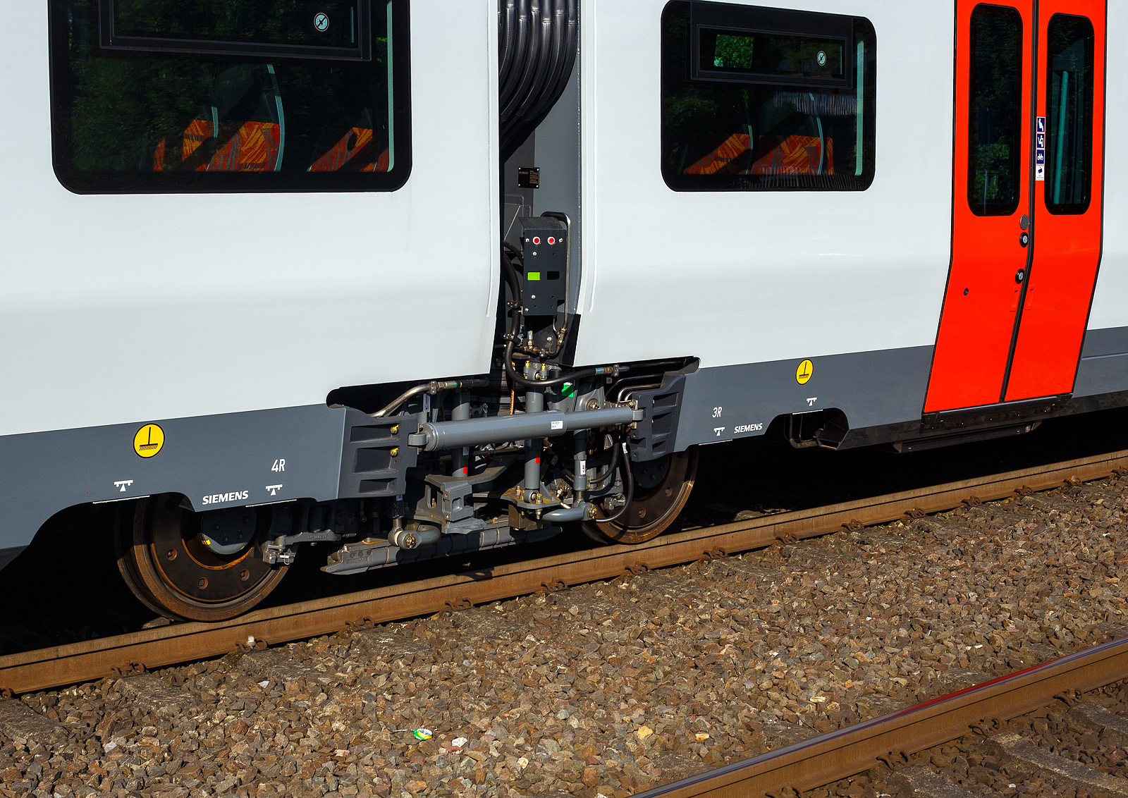Detailbild des mittigen Jakobs-Laufdrehgestell SF 7500 des HLB 563 802 / 563 902 (94 80 0563 802-8 D-HEB / 94 80 0563 902-6 D-HEB), einer der drei neuen zweiteiligen Hybridtriebzüge (E/Akku) der BR 563 vom Typ SIEMENS Mireo Plus B der HLB (Hessische Landesbahn GmbH). Er fährt am 02 Mai 2025 auf Leerfahrt durch den Bahnhof Kirchen/Sieg in Richtung Betzdorf, hier hat er kurz Hp 0.

Die Drehgestellplattform SF 7500 umfasst End-Trieb-Drehgestelle wie auch Jakobs-Trieb- und Laufdrehgestelle. 

Die Fahrwerke zeichnen sich durch hohe Achslasten, ihre Leichtbauweise sowie durch eine hohe Ausstattungsvarianz aus. Die SF 7500 Fahrwerke sind die konsequente Weiterentwicklung der Baureihe SF 7000, die sehr erfolgreich in der Desiro City Flotte im Vereinigten Königreich Verwendung findet. Auch beim SF 7500 wurde das Prinzip der Innenlagerung umgesetzt. 

Die Fahrwerke haben einen geringen Bogenwiderstand und sind sehr kompakt konzipiert. Trotzdem bieten sie ausreichend Einbauraum für einen leistungsfähigen und effizienten Antrieb. Prinzipiell können alle Fahrwerkstypen mit einer MG-Bremse ausgestattet werden.

TECHNISCHE DATEN (Jakobs-Laufdrehgestelle):
Spurweite: 1.435 mm (Normalspur)
Fahrwerksplattform: SF 7500
Betriebsgeschwindigkeit: bis 160 km/h
Radsatzlast (EN 13103/13104):  20 t
Raddurchmesser neu/abgenutzt: 880 mm / 810 mm
Radsatzstand: 2600 mm
Höhe Drehgestell Oberkante Luftfeder: ca. 1050 mm
mechanische Bremse Radscheibenbremse
Gewicht Drehgestell inkl. Radscheiben- und MG-Bremse: 6,3 t Ca.

Quelle: SIEMENS