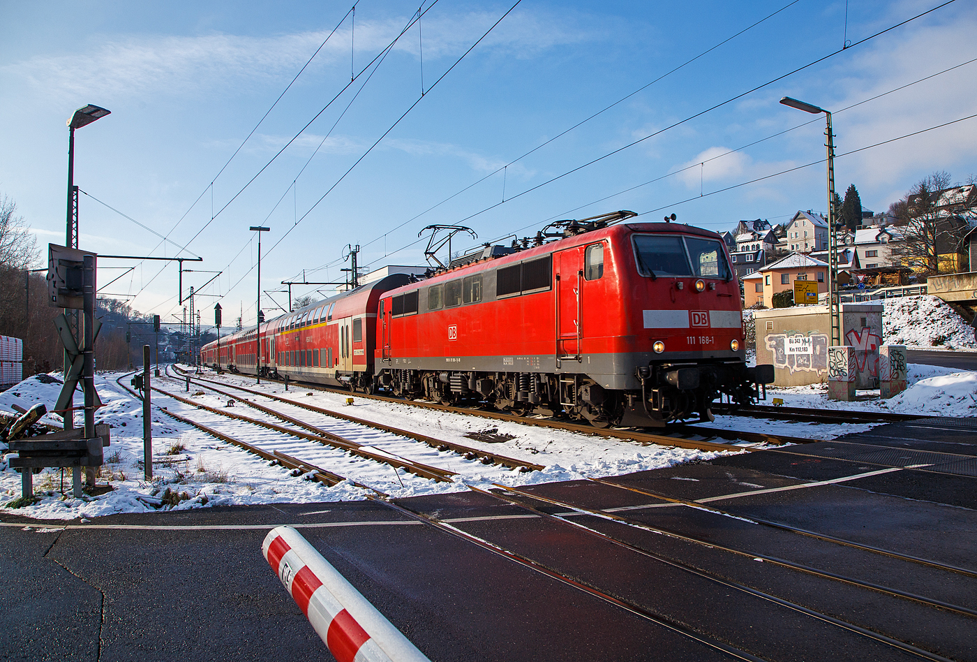 Die 111 168-1 (91 80 6111 168-1 D-DB) der DB Regio NRW rauscht am 21.01.2023 mit dem RE 9 rsx - Rhein-Sieg-Express (Aachen – Köln – Siegen), mit über 30 Minuten Verspätung, durch Niederschelden (Sieg) in Richtung Siegen.

Die Lok wurde 1980 von Henschel & Sohn in Kassel unter der Fabriknummer 32441 gebaut. Aktuell wird sie von DB Gebrauchtzug am Markt zum Kauf angeboten.
