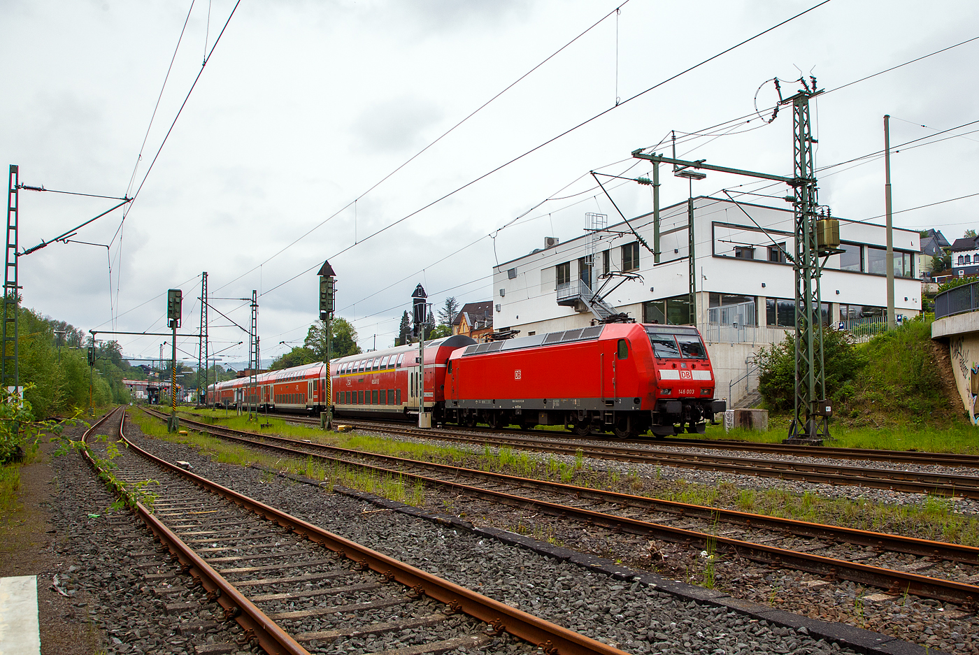 Die 146 003-9 (91 80 6146 003-9 D-DB) der DB Regio NRW schiebt den RE 9 rsx - Rhein-Sieg-Express (Siegen – Köln – Aachen) Steuerwagen voraus am 11.05.2023 durch Niederschelden in Richtung Betzdorf (Sieg).

Die TRAXX P160 AC1 wurde 2001 von ABB Daimler-Benz Transportation GmbH in Kassel unter der Fabriknummer 33810 gebaut.