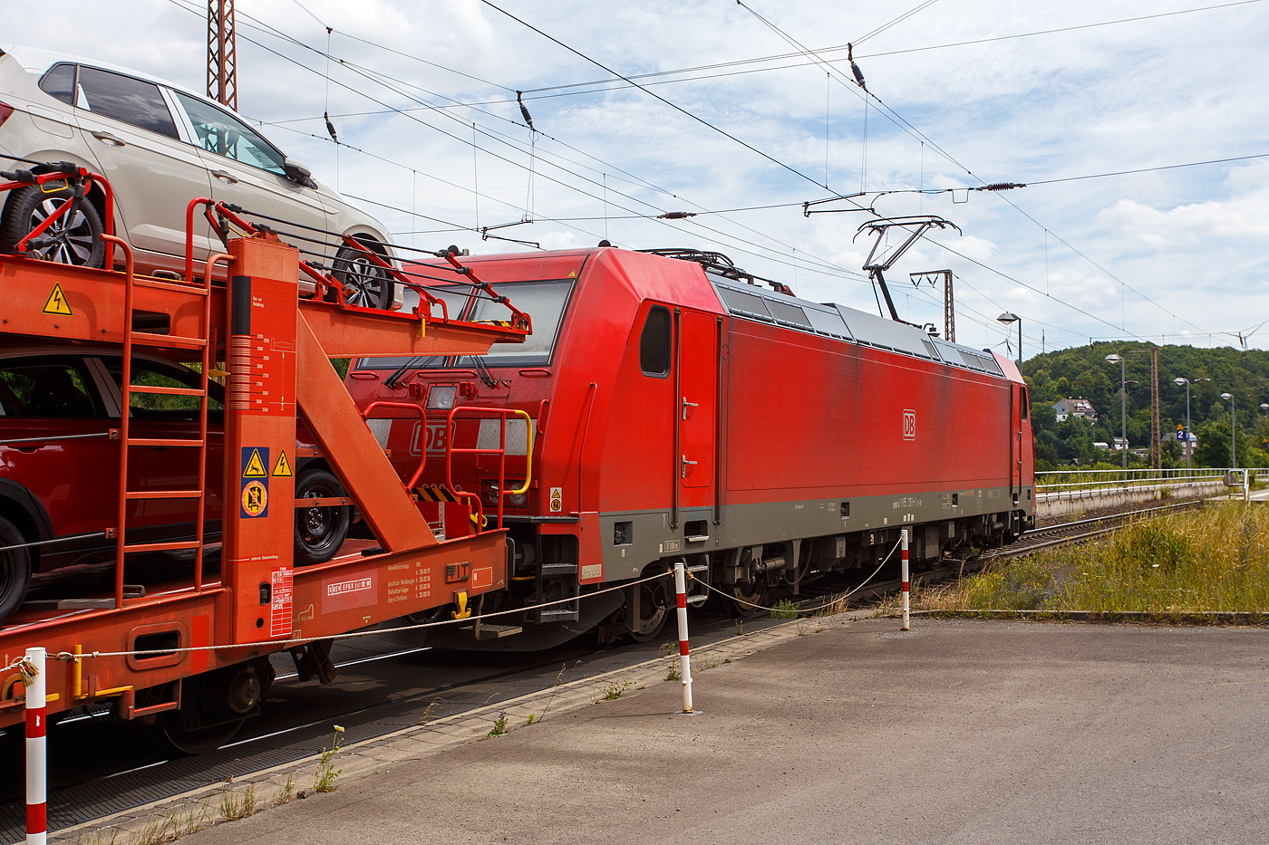 Die 185 230-0 (91 80 6185 230-0 D-DB) der DB Cargo AG fährt am 19 Juli 2024, mit einem mit PKW´s aus der „Stadt des KdF-Wagens bei Fallersleben“ (ab 1945 Wolfsburg) beladen Autotransportzug (Wagen der Gattung Laaers 560 der DB Cargo Logistics GmbH, ex ATG), durch Rudersdorf (Kreis Siegen) in Richtung Süden (Frankfurt/Main).

Die TRAXX F140 AC 2 wurde 2005 bei Bombardier in Kassel unter der Fabriknummer 33757 gebaut.  