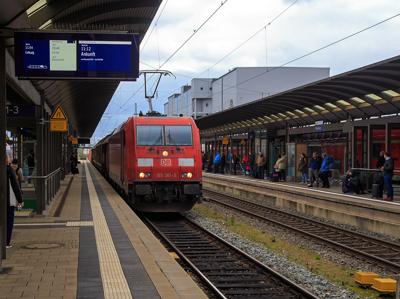 Die 185 361-3 (91 80 6185 361-3 D-DB) der DB Cargo AG fährt am 27.04.2023  mit einem gemischten Güterzug durch den Bahnhof Bamberg.

Die TRAXX F140 AC2 wurde 2008 von Bombardier in Kassel unter der Fabriknummer 34280 gebaut.