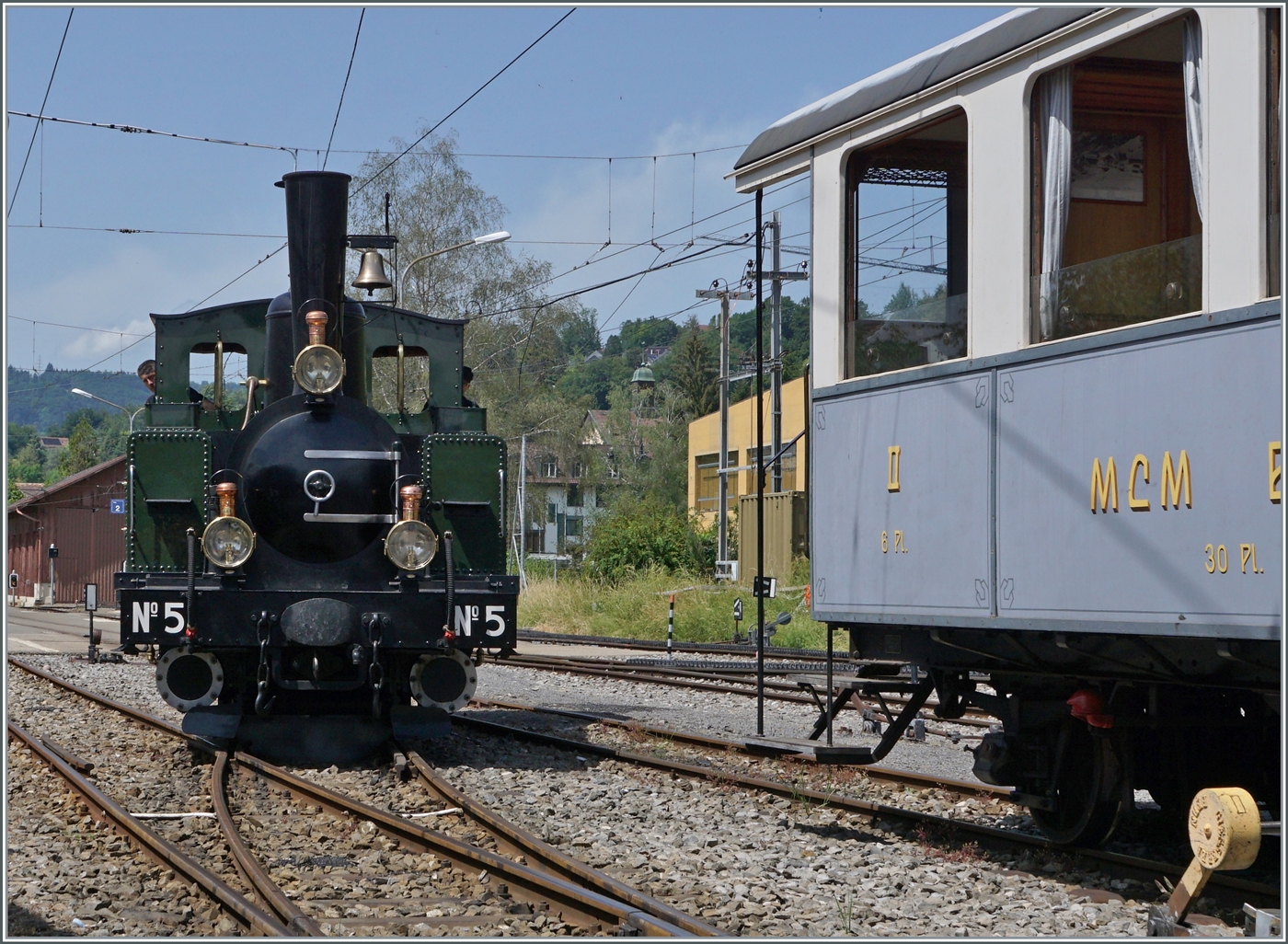 Die 1889 erbeute LEB G 3/3 N° 5 der Blonay-Chamby Bahn rangiert in Blonay. 

4. Juni 2022
 
