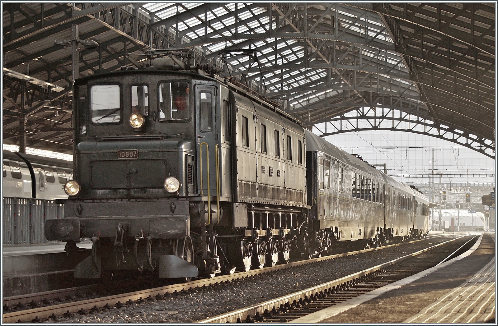 Die 1932 von der SLM unter der Fabriknummer 3536 gebaute Ae 4/7 10997 wartet mit dem St-Valentins-Zug in Lausanne auf die Abfahrt ihrer Rundreise nach Biel - Lötschberg - Brig. 

12. Februar 2023