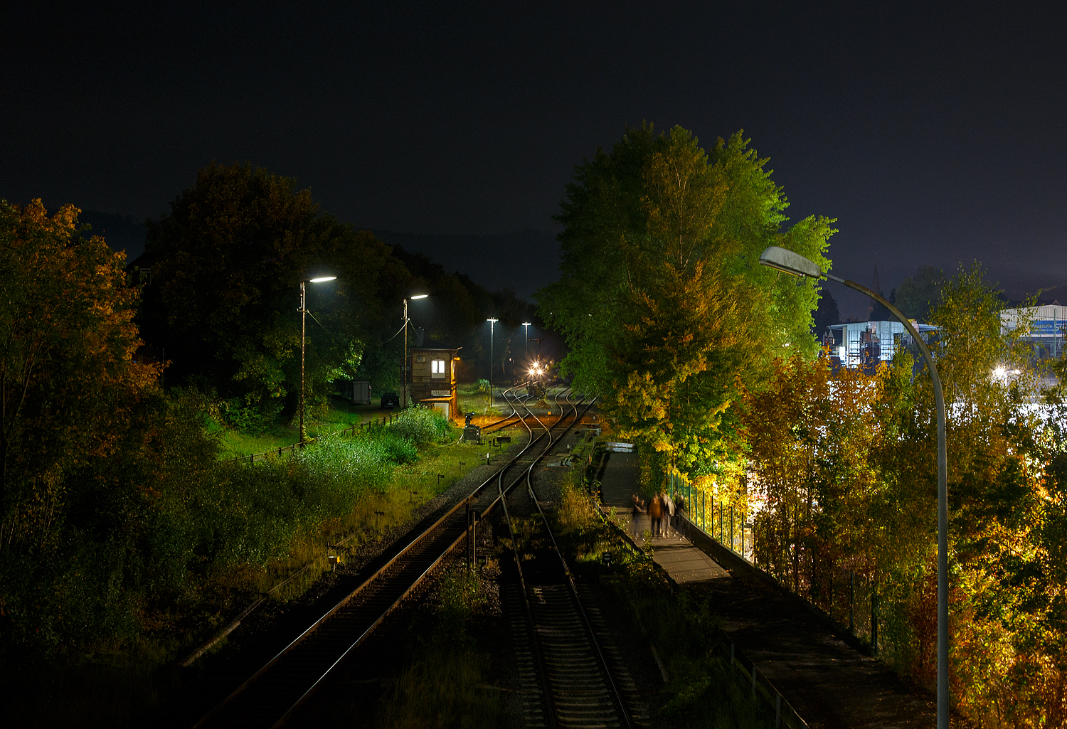 Die 271 006-9 „Julius“ (92 80 1271 006-9 D-KAF), eine Vossloh G 1000 BB, der KAF - Falkenhahn Bau AG (Kreuztal) hat am Abend des 10 Oktober 2025 auf Gleis 4, mit einem Kranzug der Hering Bahnbau, sowie mit einigen Flachwagen, den Bahnhof Herdorf erreicht. Hier sollen am Wochenende Weichen gewechselt werden.
Der Kranzug bestand aus dem 125 t KIROW Gleisbauschienenkran KIROW Multi Tasker KRC 810 T (mit Schwerlastausrüstung), D-HGUI 99 80 9419 024-1, ex 97 82 53 513 19-3, der HERING Bahnbau GmbH. Vor dem Kran der Schutzwagen auslegerseitig, 37 80 3999 048-6 D-HGUI, der Gattung Res, u.a. beladen mit der Traverse, Anschlagmittel und sonstiges Zubehör). Hinter dem Kran als Schutzwagen gegenlastseitig die vierachsige (2 x 2-achsige) lange Flachwageneinheit mit abgesenktem Fußboden (ohne Radvorlegern) 27 80 4348 084-9 D-HGUI, der Gattung Laadkks (TWA 850 RV). 
  Die 271 006-9 „Julius“ (92 80 1271 006-9 D-KAF), eine Vossloh G 1000 BB, der KAF - Falkenhahn Bau AG (Kreuztal) hat am Abend des 10 Oktober 2025 auf Gleis 4, mit einem Kranzug der Hering Bahnbau, sowie mit einigen Flachwagen, den Bahnhof Herdorf erreicht. Hier sollen am Wochenende Weichen gewechselt werden.
Der Kranzug bestand aus dem 125 t KIROW Gleisbauschienenkran KIROW Multi Tasker KRC 810 T (mit Schwerlastausrüstung), D-HGUI 99 80 9419 024-1, ex 97 82 53 513 19-3, der HERING Bahnbau GmbH. Vor dem Kran der Schutzwagen auslegerseitig, 37 80 3999 048-6 D-HGUI, der Gattung Res, u.a. beladen mit der Traverse, Anschlagmittel und sonstiges Zubehör). Hinter dem Kran als Schutzwagen gegenlastseitig die vierachsige (2 x 2-achsige) lange Flachwageneinheit mit abgesenktem Fußboden (ohne Radvorlegern) 27 80 4348 084-9 D-HGUI, der Gattung Laadkks (TWA 850 RV).