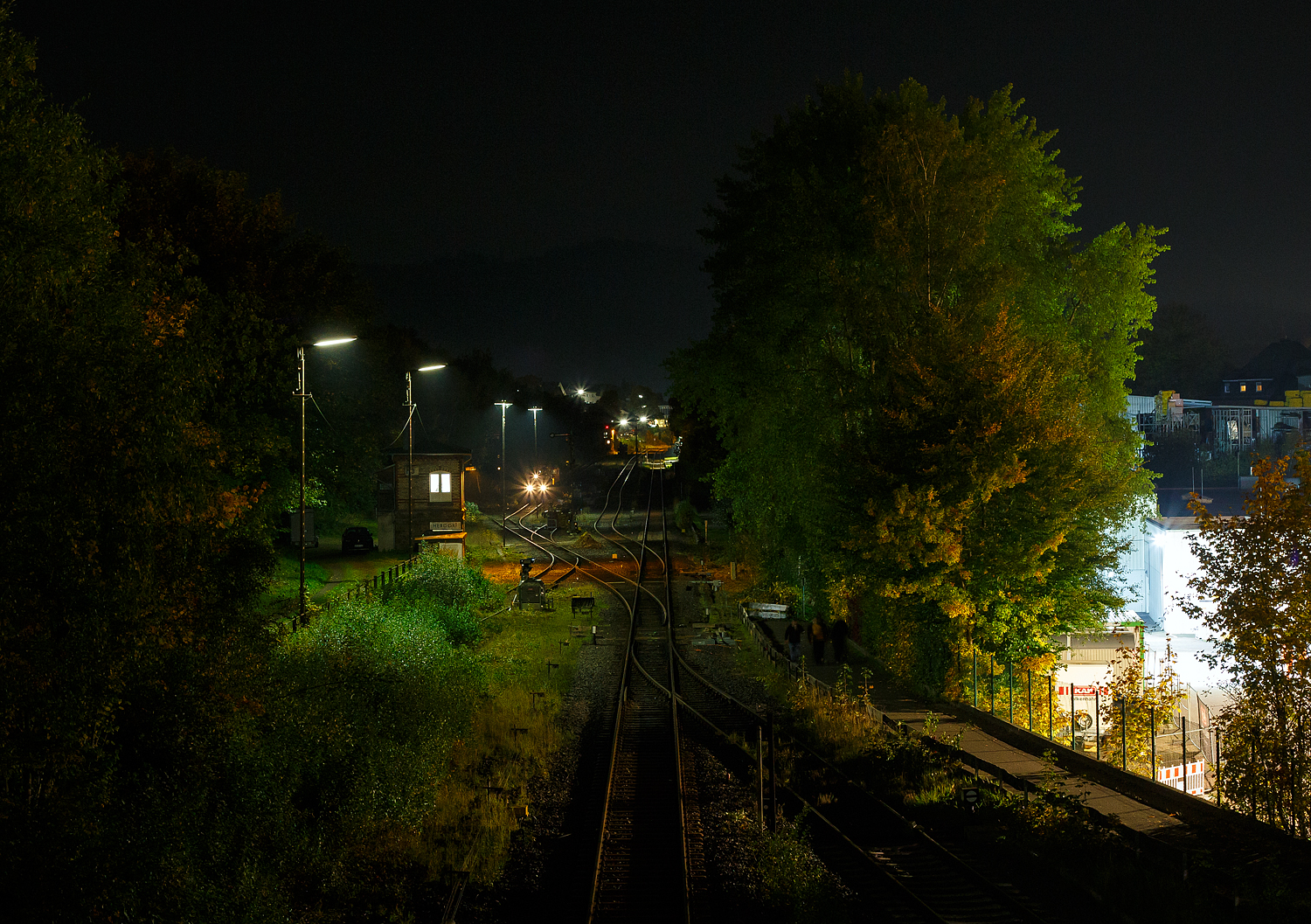 Die 271 006-9 „Julius“ (92 80 1271 006-9 D-KAF), eine Vossloh G 1000 BB, der KAF - Falkenhahn Bau AG (Kreuztal) hat am Abend des 10 Oktober 2025 auf Gleis 4, mit einem Kranzug der Hering Bahnbau, sowie mit einigen Flachwagen, den Bahnhof Herdorf erreicht. Hier sollen am Wochenende Weichen gewechselt werden.
Der Kranzug bestand aus dem 125 t KIROW Gleisbauschienenkran KIROW Multi Tasker KRC 810 T (mit Schwerlastausrüstung), D-HGUI 99 80 9419 024-1, ex 97 82 53 513 19-3, der HERING Bahnbau GmbH. Vor dem Kran der Schutzwagen auslegerseitig, 37 80 3999 048-6 D-HGUI, der Gattung Res, u.a. beladen mit der Traverse, Anschlagmittel und sonstiges Zubehör). Hinter dem Kran als Schutzwagen gegenlastseitig die vierachsige (2 x 2-achsige) lange Flachwageneinheit mit abgesenktem Fußboden (ohne Radvorlegern) 27 80 4348 084-9 D-HGUI, der Gattung Laadkks (TWA 850 RV). 
  Die 271 006-9 „Julius“ (92 80 1271 006-9 D-KAF), eine Vossloh G 1000 BB, der KAF - Falkenhahn Bau AG (Kreuztal) hat am Abend des 10 Oktober 2025 auf Gleis 4, mit einem Kranzug der Hering Bahnbau, sowie mit einigen Flachwagen, den Bahnhof Herdorf erreicht. Hier sollen am Wochenende Weichen gewechselt werden.
Der Kranzug bestand aus dem 125 t KIROW Gleisbauschienenkran KIROW Multi Tasker KRC 810 T (mit Schwerlastausrüstung), D-HGUI 99 80 9419 024-1, ex 97 82 53 513 19-3, der HERING Bahnbau GmbH. Vor dem Kran der Schutzwagen auslegerseitig, 37 80 3999 048-6 D-HGUI, der Gattung Res, u.a. beladen mit der Traverse, Anschlagmittel und sonstiges Zubehör). Hinter dem Kran als Schutzwagen gegenlastseitig die vierachsige (2 x 2-achsige) lange Flachwageneinheit mit abgesenktem Fußboden (ohne Radvorlegern) 27 80 4348 084-9 D-HGUI, der Gattung Laadkks (TWA 850 RV).