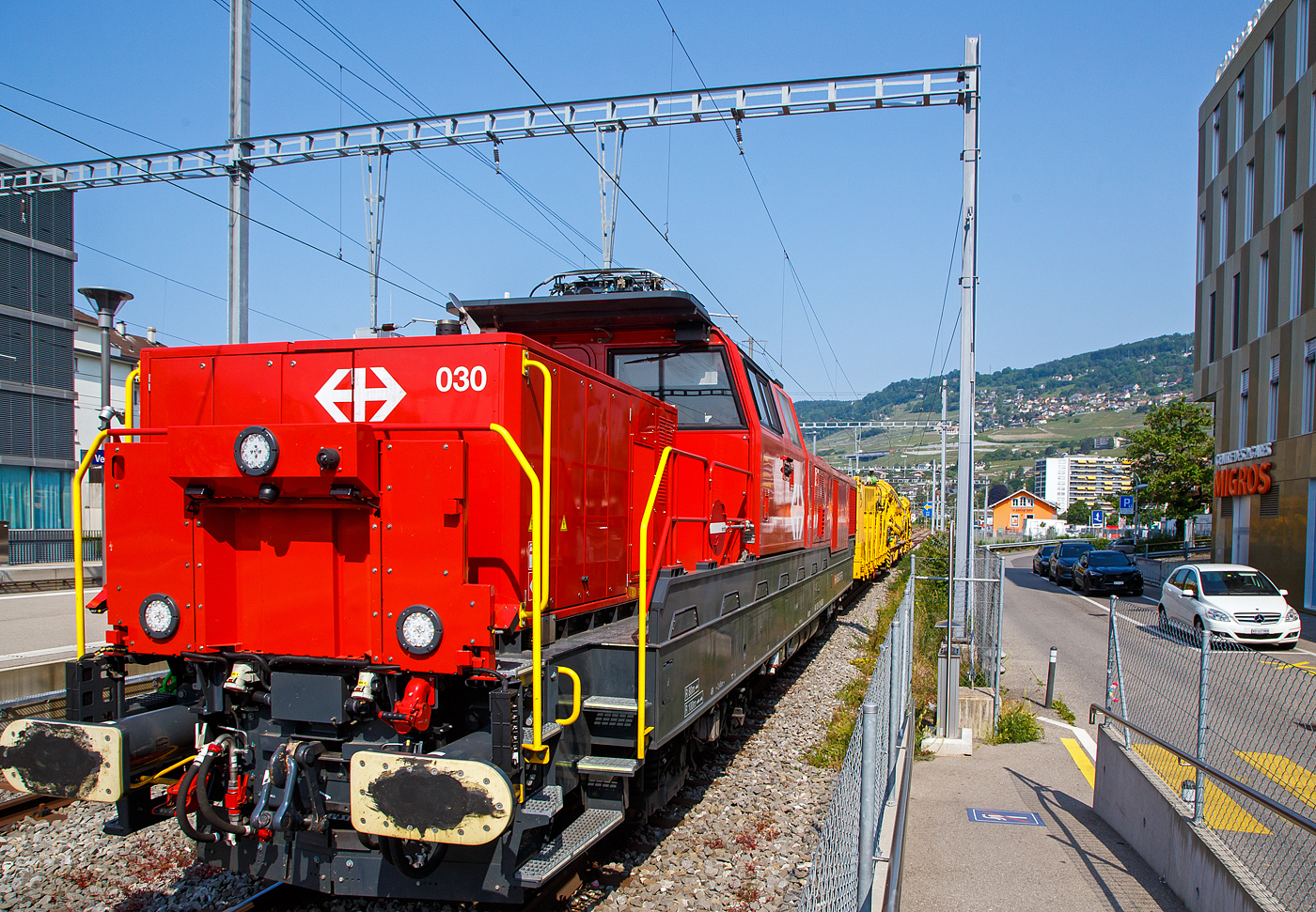 Die Aem 940 030-0 (Aem 91 85 4 940 030-0 CH-SBBI) der SBB Infrastruktur drückt am 28. Mai 2023 einem Bauzug (Materialförder- und Siloeinheiten) beim Bahnhof Vevey auf ein anderes Gleis.

Die Alstom Prima H4 sind von Alstom am Standort Belfort entwickelte Rangierlokomotiven, die sowohl im Strecken- als auch im schweren Rangierbetrieb eingesetzt werden können. Der Grund für die Entwicklung der Alstom Prima H4 wurde durch eine Ausschreibung der SBB Jahr 2015 gelegt. Diese erneuert den eigenen Fahrzeugbestand und muss dafür mehrere Lokomotiven für unterschiedliche Achsanzahl, Leistungsklasse, Masse und Einsatzumgebung beschaffen. So haben die SBB Am 6/6 für den schweren Rangierbetrieb am Ablaufberg nach 40 Jahren das Ende ihrer Lebensdauer erreicht und soll ersetzt werden. Ebenfalls sollen die SBB Am 841 aus den 1990er Jahren und die SBB Ee 6/6 II aus den 1980er Jahren ersetzt werden. Mit der H4 wollte Alstom im Bereich der vierachsigen Rangierlokomotiven eine Lösung für diesen Austausch mit einer H4-Bi-Mode-Variante auf der InnoTrans 2018 präsentieren. Alstom gewann die Ausschreibung der SBB und im November 2015 bestellte die SBB bei Alstom für 175 Mio. € insgesamt 47 vierachsige Zweikraftlokomotiven vom Typ Alstom Prima H4 - Bi-Mode Elektrisch, bei der SBB als Aem 940 bezeichnet. Die SBB ersetzt damit insgesamt 52 Loks vier verschiedener  Typen mit den Baujahren 1976 – 1996.  Auf der Innotrans 2018 in Berlin präsentierte Alstom diese Lok dem internationalen Fachpublikum.  

Von den SBB Aem 940 sind 37 bei der SBB Infrastruktur für den Streckenunterhalt vorgesehen. Um den Fahrplanbetrieb nicht zu beeinträchtigen, müssen die Loks mit Überführungszügen im Streckendienst 120 km/h erreichen. Anderseits muss z.B. beim Einschottern bei ständig sinkendem Zugsgewicht eine konstant niedrige Geschwindigkeit automatisch eingehalten werden. Bei der SBB Cargo sind 10 Aem 940 für den Rangierdienst vorgesehen.  

Die Lokomotiven sollen sowohl im Streckenbetrieb, Rangierbetrieb am Ablaufberg und auch im Gleisbau eingesetzt werden. Die elektrisch betriebenen Fahrzeuge, die keine gasförmigen Emissionen ausstoßen, sind auch für den Betrieb in Tunneln geeignet. Die fünf ersten Lokomotiven entsprechen nicht der Serienausführung und werden ab Juni 2022 von Sersa übernommen. Alstom liefert dafür fünf weitere Fahrzeuge an die SBB.

Alstom will weiter in die Entwicklung der Lokomotivenplattform investieren, dabei bekommt der Konzern Unterstützung durch die staatliche französische Energie und Umweltbehörde ADEME mit rund vier Millionen Euro.

Technische Merkmale
Ähnlich zur Prima H3 wurde auf der Lokomotivenplattform der Prima H4 ein serieller Antriebsstrang als Basis für die Konstruktion und Modularität des Antriebskonzeptes eingesetzt. Diese Modularität ermöglicht das Umrüsten eines Fahrzeuges für unterschiedliche äußere Umweltbedingungen und Einsatzszenarien. Durch die Kombination verschiedener Systeme im Antriebsstrang soll bis zu 50 % Dieselkraftstoff eingespart, 50 % weniger umweltschädliche Emissionen ausgestoßen und bis zu 15 % Unterhaltskosten für ein Fahrzeug eingespart werden.

Bisher ist die H4 in vier verschiedenen Antriebsstrangvarianten geplant:
H4 Hybrid (600 kW Akkumulator / 900 kW Dieselaggregat)
H4 Bi-Mode Elektrisch (900 kW Dieselaggregat / 2000 kW mit Fahrdraht)
H4 Bi-Mode Batterie (600 kW Akkumulator / 1600 kW Elektrisch)
H4 Dual Engine (900 kW Dieselaggregat / 900 kW Dieselaggregat)


Aufbau der Lokomotive:
Lokkasten:
Der Lokkasten ist als Schweißkonstruktion ausgeführt und besteht aus einem starren Rahmen, auf dem die Führerkabine und die beiden Maschinenräume auf beiden Seiten montiert sind. An beiden Enden vom Lokkasten sind die Zug- und Stoßvorrichtungen montiert. Die Luftbehälter, der Dieseltank und die Batterien sind unter dem Kasten befestigt.

Maschinenräume:
Im kurzen Maschinenraum (Fahrrichtung 2) befindet sich die Pneumatiktafel, ein Power Pack (Dieselmotor, Kühlblock und Generator) und die Führerstand-Klimaanlage (Lüfter, Kompressor, Verflüssiger).

Im langen Maschinenraum (Fahrrichtung 1) befinden sich, der Traktionsblock, ein Power Pack (Dieselmotor, Kühlblock und Generator), der Haupttransformator, der Haupt- sowie der Hilfskompressor und der Bremswiderstand inkl. Ventilator.

Power Pack (2 Stück je Lok):
Jedes Power Pack Modul enthält den Strukturrahmen inklusive Auffangwanne für kleinere Öllecks, den Dieselmotor mit Kupplung für den Generator, den Generator (eigenventilierter Synchrongenerator mit Permanentmagneterregung), den Steuerschrank (Schnittstelle zwischen Dieselmotorsteuerung und Fahrzeugsteuerung), das Dieselmotor-Kühlsystem, die Abgasanlage mit aktivem Dieselpartikelfilter PAF, die Luftfilter, Ölfilterung (Feinfilter) und die Versorgungspumpe, sowie das 
Vorwärmsystem des Dieselmotors (thermische und elektrische Heizung).

Der Dieselmotor (2 Stück je Lok) vom Typ CAT C 18 ACERT ist ein Caterpillar 6-Zylinder-Viertakt-Reihenmotor mit Direkteinspritzung, Turboaufladung und Ladeluftkühlung. 
Daten des Motors:
Nominalleistung: 540 kW
Nenndrehzahl :1.800 U/min
Bohrung: 145 mm
Hub: 183 mm
Hubraum 18.1 l
Verdichtungsverhältnis: 16 :1
Maximales Drehmoment: 3.710 Nm bei 1.300 U/min
Motorabmessungen (L x B x H): 1.438 x 1.132 x 1.356 mm
Motorgewicht (Nettotrockengewicht): 1717 kg

Direkt an die Antriebswelle des Dieselmotorsein permanent erregter Synchrongenerator (12 Pole) von 12 LCS 3353 angekuppelt. Dieser Generator erzeugt den elektrischen Strom, welcher im Traktionsstromrichter für den Betrieb der Fahrmotoren und der Hilfsbetriebe verwendet wird.
Daten des Generators:
Hersteller: Alstom
Bezeichnung 12 LCS 3353
Nennleistung: 480 KW
Spannung (Phase und zwischen den Phasen): 621/1075 V
Nenndrehzahl: 1800 U/min
 
TECHNISCHEN DATEN der Lok:
Hersteller:  ALSTOM, Belfort
Spurweite:  1435 mm (Normalspur)
Achsfolge:  Bo’Bo’
SBB Serie: Aem 940, mit Nummer 001 bis 047
TSI – Nummer:  91 85 4940...
Zugreihe:  A

Länge über Puffer: 18.750 mm
Höhe: 4.480 mm (über abgesenkten Stromabnehmer)
Breite: 2.950 mm
Drehzapfenabstand: 10.150 mm
Achsabstand im Drehgestell: 2.450 mm
Treibraddurchmesser: 1.000 mm (neu) / 920 mm (abgenutzt)

Gesamtgewicht: 84 t (mit 6t Ballast 90 t)
Achslast: 21.0 t (22,5 t)
Meterlast: 4.48 t/m (4.8 t/m)
Streckenklasse: C3 (D4)

Höchstgeschwindigkeit Eigenfahrt und geschleppt: 120 km/h (84 t) / 60 km/h (bei 90 t)
Höchstgeschwindigkeit im Rangiermodus: 40 km/h
Höchstgeschwindigkeit im Funkfernsteuerungsbetrieb: 40 km/h
Höchstgeschwindigkeit geschleppt 120 km/ h (84t) / 60 km/h (90t)
Maximale Anfahrzugkraft: 300 kN
Leistung am Rad bei Betrieb unter Fahrleitung: 1.600 kW (dauernd), 1.750 kW (für 1h), 2.000 kW (für 15min)
Leistung am Rad bei Betrieb mit den beiden Dieselmotoren / Generator Gruppen: 860 kW (dauernd). Eine Fahrt ist aber auch mit nur einem Dieselmotor möglich.

Dieselmotor (2 Stück): Caterpillar C 18 ACERT (Daten s.o.)
Synchrongenerator (2 Stück): Alstom 12 LCS 3353  (Daten s.o.)
Anzahl der elektr. Fahrmotoren: 4
Dieselkraftstoff-Tank nutzbares Volumen: 2.000 Liter 
Fahrleitungsspannung (als E-Lok): 15kV/16.7H
Kleinster befahrb. Kurvenradius: R 80m ungekuppelt / R100 m gekuppelt
Bremsausrüstung: KE-PG, E- Bremse E
Feststellbremse: 56 kN
Zugsicherung: ETCS only L2 BL 3.4.0
Vielfachsteuerung: Ja bis zu 2 Fahrzeugen (Aem 940)
Funkfernsteuerung: Ja
Einsatzbereich ohne Leistungsminderung: bei -25° C bis + 45° C Lufttemperatur
Zulassungen: Schweiz (CH)

Die maximale Anhängelast z.B. auf einer Steigung von 26 ‰ bei max. 60 km/h beträgt im Betrieb unter Fahrdraht 317 t und mit Dieselantrieb 147 t. Ansonsten gemäß den entsprechenden Anhängelasttabellen (im thermischen bzw. elektrischen Betrieb, Punkt 2.1.10 vom Bedienerhandbuch.

Bemerkung: Die Loks sind aufballastierte Lokomotive (84t + 6 t Zusatzballast für Rangierbahnhöfe bzw. mit einem Gesamtgewicht 90 t) nur mit der halben Höchstgeschwindigkeit (60 km/h) zugelassen.

Quellen: SBB Bedienerhandbuch_Aem_940-1.pdf, bahn-journalist.ch