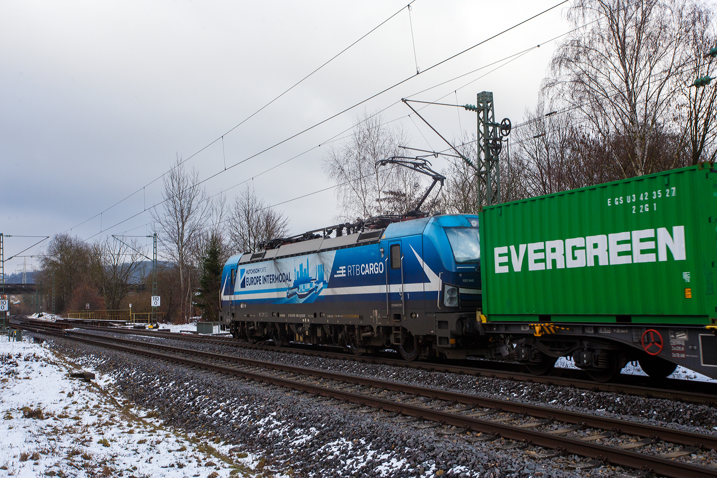Die an die RTB Cargo vermietete Siemens Vectron MS - 6193 945-3 (91 80 6193 945-3 D-ELOC) der ELL - European Locomotive Leasing (Wien) fährt am 30 Januar 2026 mit einem Containerzug durch Eiserfeld in Richtung Siegen.

Die SIEMENS Vectron MS - 6.4 MW wurde 2022 von Siemens in München-Allach unter der Fabriknummer 22989 gebaut. Sie ist in der Variante A10-7i ausgeführt und hat so die Zulassungen für Deutschland, Österreich, Polen, Tschechien, Slowakei, Ungarn, Niederlande und Rumänien (D / A / PL / CZ / SK / H / NL und RO).

So besitzt die Variante MS A10 folgende Zugsicherungssysteme: ETCS BaseLine 3, sowie für Deutschland (PZB90 / LZB80 (CIR-ELKE I)), für Österreich (ETCS Level 1 mit Euroloop, ETCS Level 2, PZB90 / LZB80), für Polen (SHP), für Tschechien und die Slowakei (LS (Mirel)), für Ungarn (ETCS Level 1, EVM (Mirel)) für die Niederlande (ETCS Level 1, ETCS Level 2, ATB-EGvV) und für Rumänien (PZB90).
