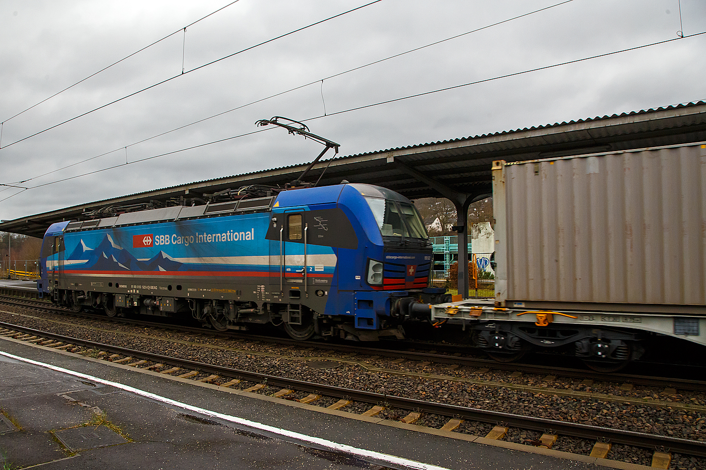 Die an die SBB Cargo International AG vermietete 193 522 „Elbe“ (91 80 6193 522-0 D-SIEAG) der SüdLeasing GmbH (Stuttgart, eingestellt in Deutschland durch Siemens) fährt am 14.01.2023, mit einem KLV-Zug, durch den Bahnhof Betzdorf (Sieg) in Richtung Köln.

Die Siemens Vectron MS wurde 2019 von Siemens Mobilitiy in München-Allach unter der Fabriknummer 22661 gebaut. Eigentümer ist die Südleasing GmbH in Stuttgart (LBBW-Tochter) die 20 dieser Loks an die SBB Cargo International vermietet hat, eingestellt sind sie in Deutschland durch die Siemens Mobilitiy. Es besteht zudem eine Option für 20 weitere Fahrzeuge.

Diese Mehrsystem-Loks sind für den Einsatz auf dem Rhein-Alpen-Korridor vorgesehen und sind für den Betrieb in Deutschland, Österreich, Schweiz, Italien und den Niederlanden (D/A/CH/I/NL) ausgelegt. Sie verfügen über eine Leistung von 6,4 MW (160 km/h) und sind neben den nationalen Zugsicherungssystemen mit dem Europäischen Zugsicherungssystem (ETCS) ausgestattet.
