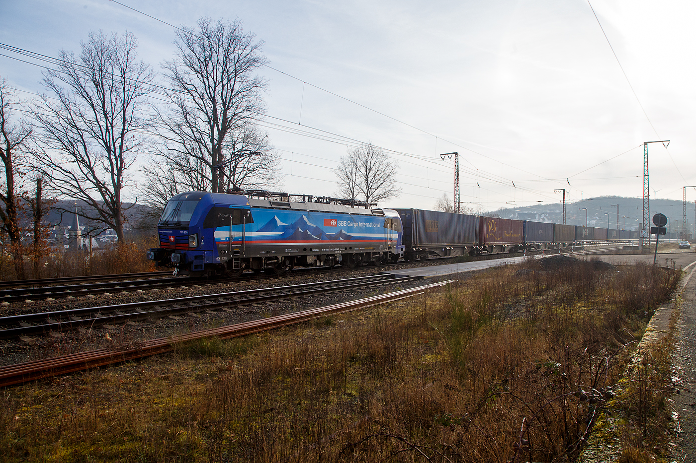 Die an die SBB Cargo International AG vermietete 193 530-3  Po  (91 80 6193 530-3 D-SIEAG) der SüdLeasing GmbH (Stuttgart, eingestellt in Deutschland durch Siemens) fährt am 22.02.2023, mit einem Containerzug, durch Wilnsdorf-Rudersdorf (Kr. Siegen) in Richtung Siegen. 

Der SIEMENS Vectron MS wurde 2019 von Siemens Mobilitiy in München-Allach unter der Fabriknummer 22726 gebaut. Eigentümer ist die Südleasing GmbH in Stuttgart (LBBW-Tochter) die 20 dieser Loks an die SBB Cargo International vermietet hat, eingestellt sind sie in Deutschland durch die Siemens Mobilitiy. 

Diese Mehrsystem-Loks sind für den Einsatz auf dem Rhein-Alpen-Korridor vorgesehen und sind für den Betrieb in Deutschland, Österreich, Schweiz, Italien und den Niederlanden (D/A/CH/I/NL) ausgelegt. Sie verfügen über eine Leistung von 6,4 MW (160 km/h) und sind neben den nationalen Zugsicherungssystemen mit dem Europäischen Zugsicherungssystem (ETCS) ausgestattet.
