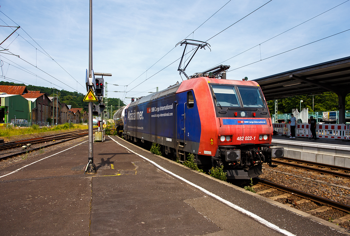 Die an die SBB Cargo International AG vermietete SBB Cargo Re 482 022-1 (91 85 4482 022-1 CH-SBBC) der SBB Cargo fährt am 18 Juni 2025 mit einem Kesselwagenzug durch Betzdorf/Sieg in Richtung Siegen. 

Die TRAXX F140 AC1 wurde 2003 Bombardier in Kassel unter der Fabriknummer 33584 gebaut. Sie hat die Zulassungen und (bei Auslieferung gültigen) Zugbeeinflussungssysteme für die Schweiz und Deutschland. Da die neuern Zugbeeinflussungssysteme für die Schweiz nicht aufgerüstet wurden, so fährt sie über 99 % auf deutschen Gleisen und ist in der Schweiz wohl kaum anzutreffen. 