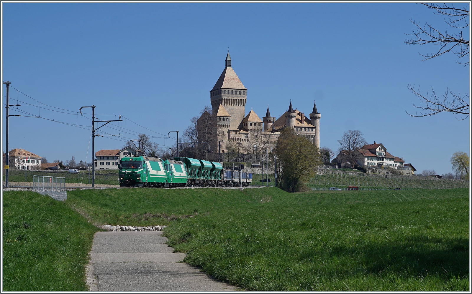 Die beiden BAM MBC Ge 4/4 21 und 22 mit ihrem Kieszug von Apples nach Gland (mit Spurwechsel in Morges) rollen beim Schloss von Vufflens vorbei.

5. April 2023