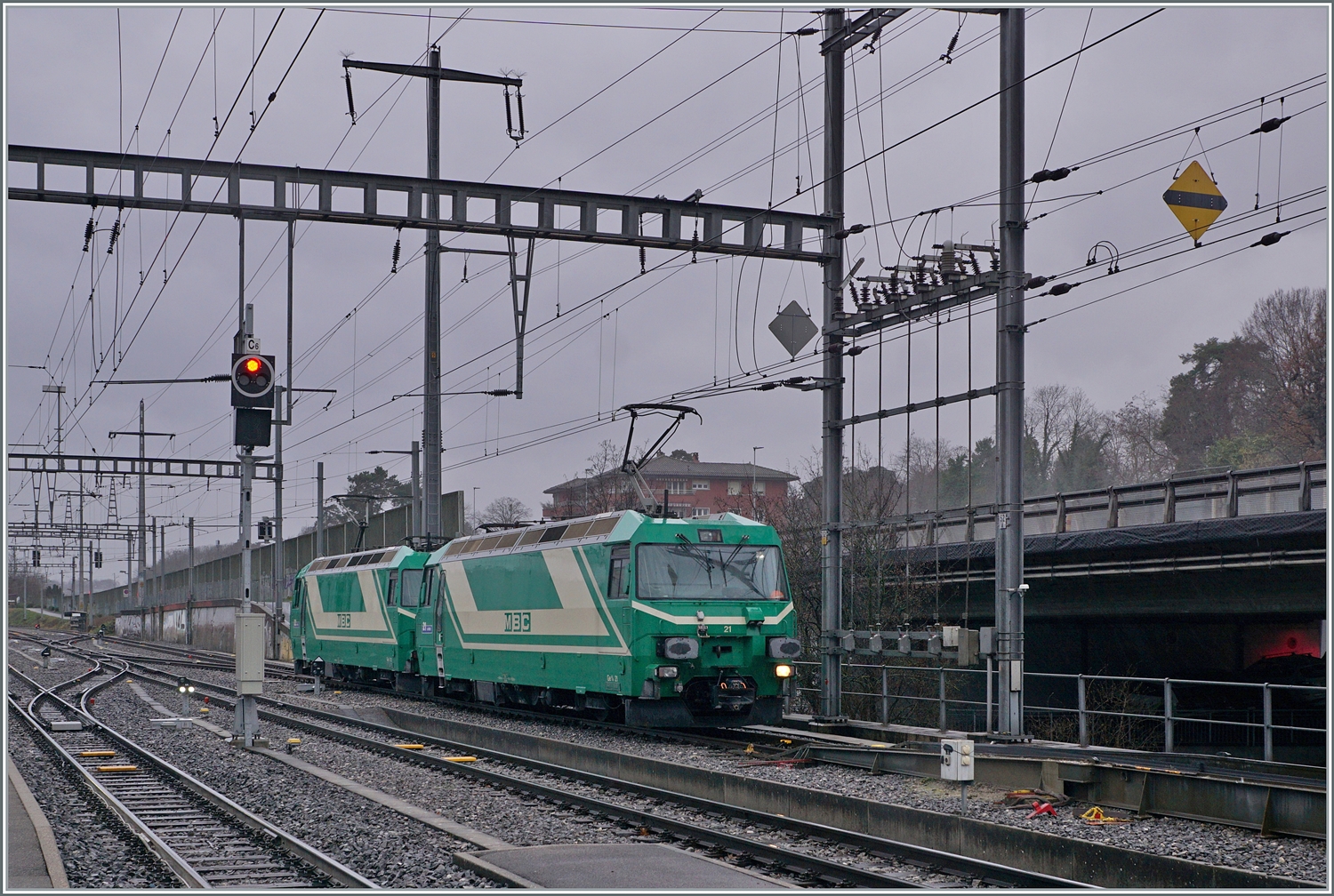 Die beiden BAM MBC Ge 4/4 21 und 22 warten in Morges auf die Übernahme des Kieszuges Gland - Apples. 

24. Februar 2024