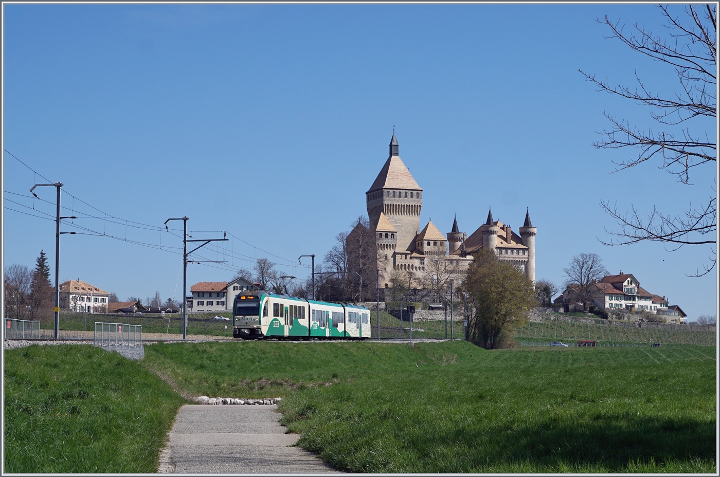 Die beiden BAM MBC Surf Be 4/4 38 und 35 mit Mittelwagen sind als Regionalzug 125 von Bier nach Morgen vor der klassischen BAM Hintergrundkulisse des Chteau de Vufflens unterwegs.

5. April 2023