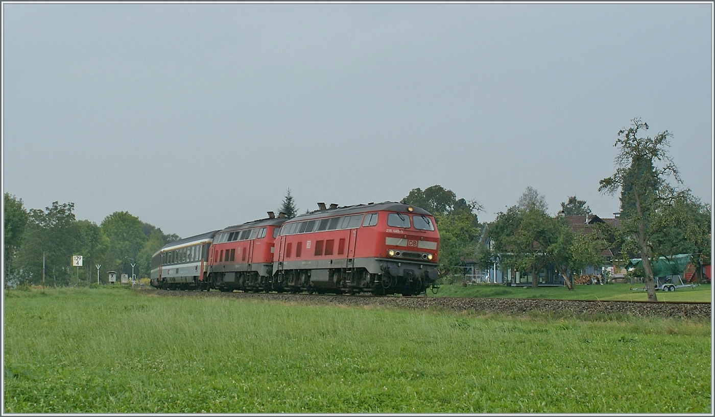 Die beiden DB 218 445-5 und 444-8 sind mit einem EC in Hergatz auf die direkte, aber nur einspurige Strecke via Memmingen abgezweigt. Der Zug ist von Zürich nach München unterwegs. 

11. Sept. 2009