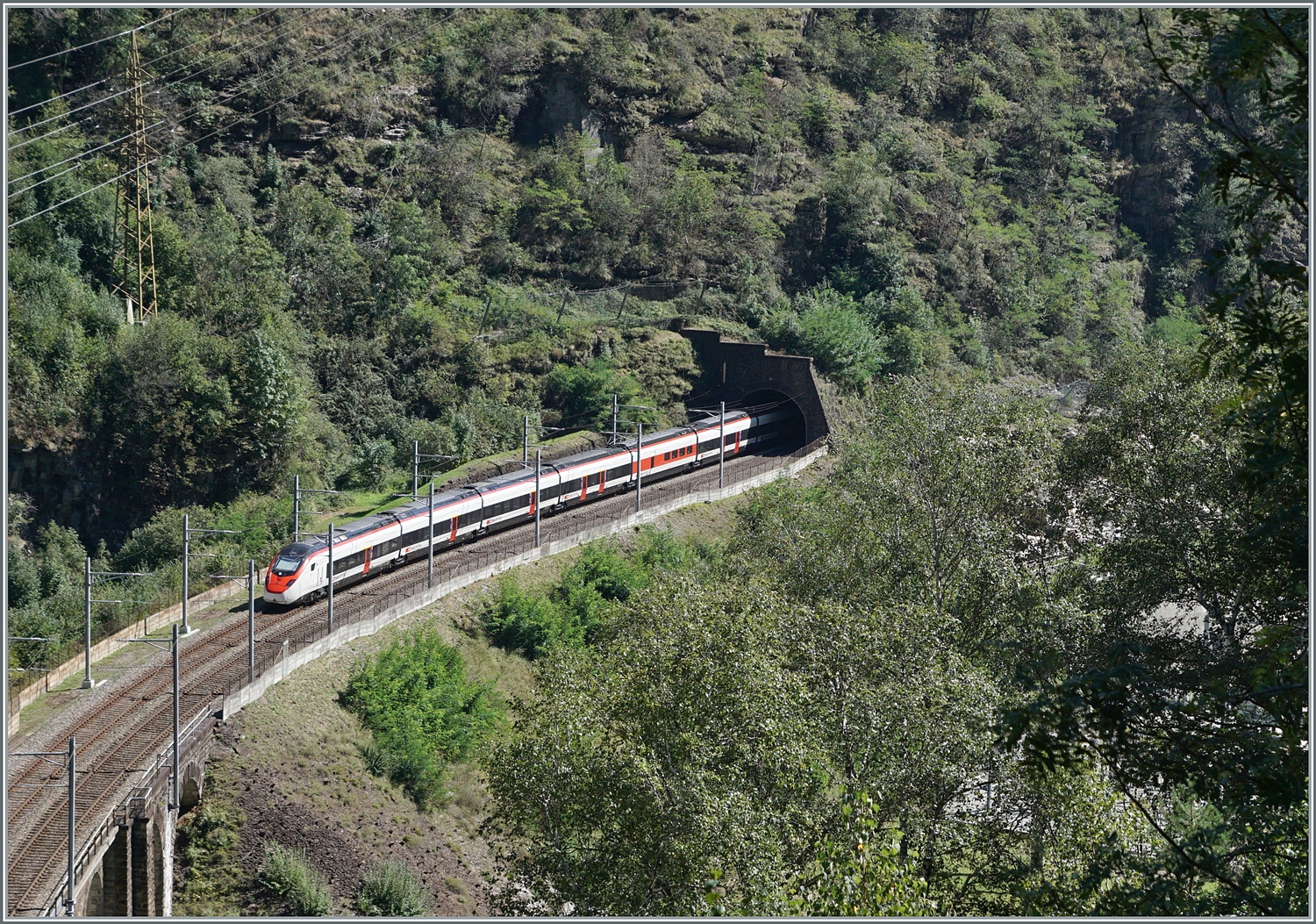 Die beiden SBB Giruno RABe 501 verlassen die Polmengobrücke und fahren Richung Süden weiter.

4. September 2023