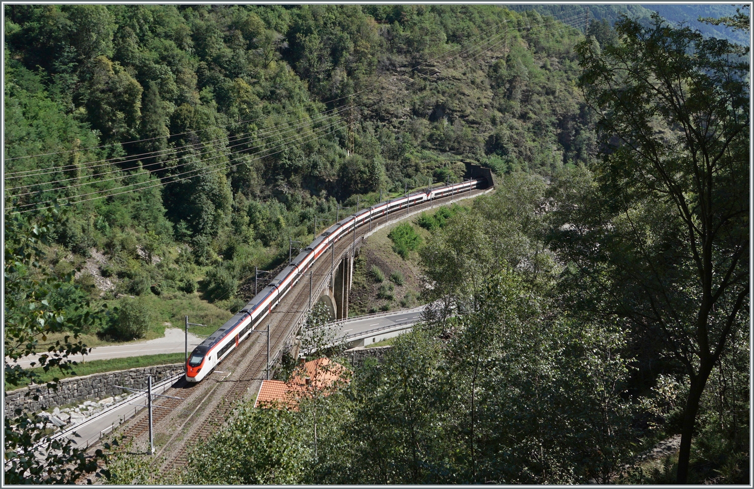 Die beiden SBB Giruno RABe 501 zeigen sich gut zwei Minuten später auf der Polmengobrücke. 

4. September 2023