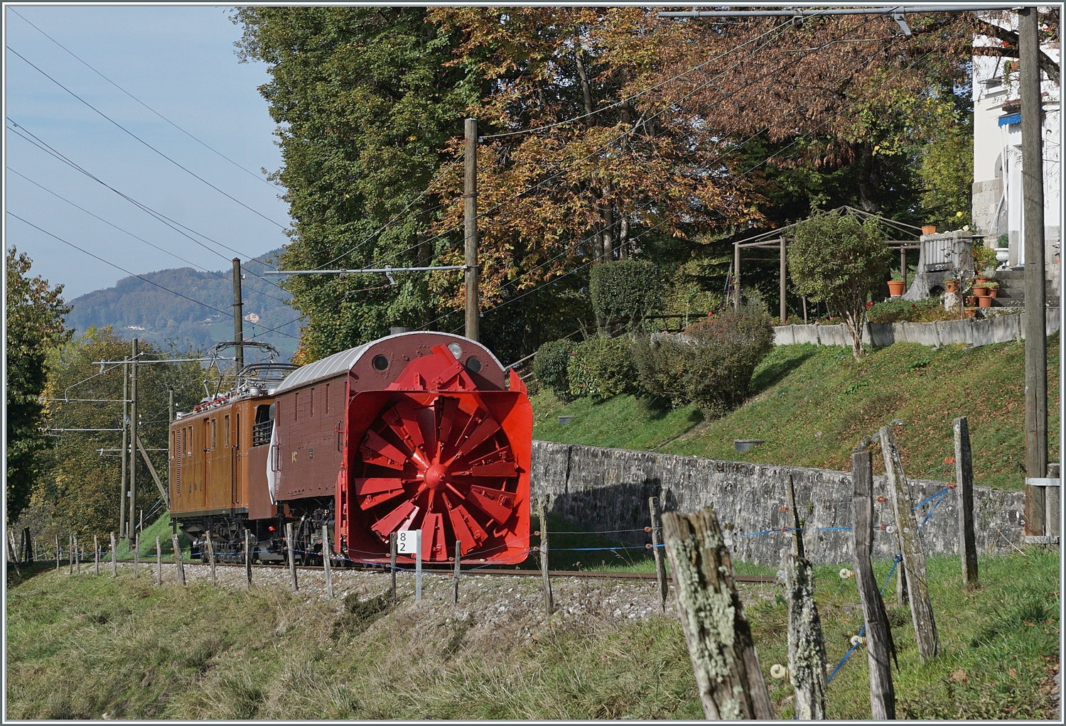 Die Bernina Bahn RhB Ge 4/4 81 der Blonay Chamby Bahn mit der X rot d 1052 bei Chaulin. Es kommt recht selten vor, dass die mächtige X rot d 1052 Schneeschleuder Chaulin verlässt.

30. Okt. 2022