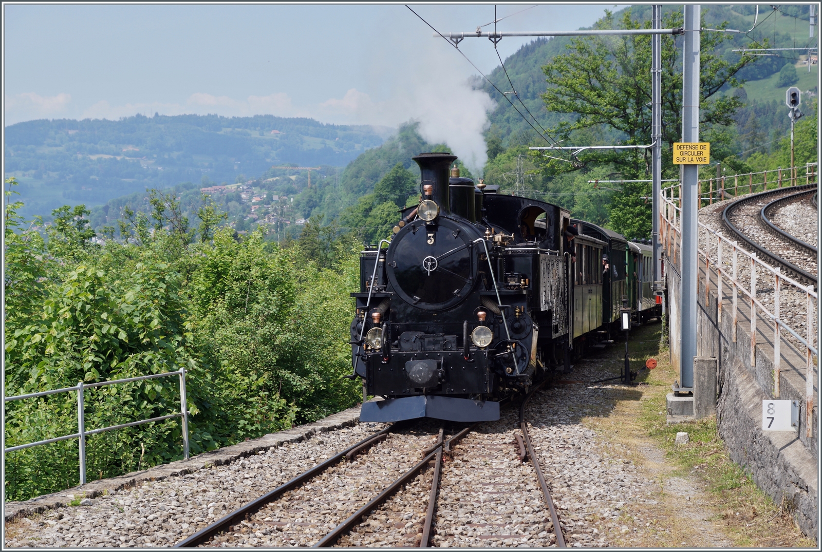 Die BFD HG 3/4 N° 3 der Blonay-Chamby Bahn schiebt in Chamby ihre Zug in Richtung Chaulin. 

28. Mai 2023