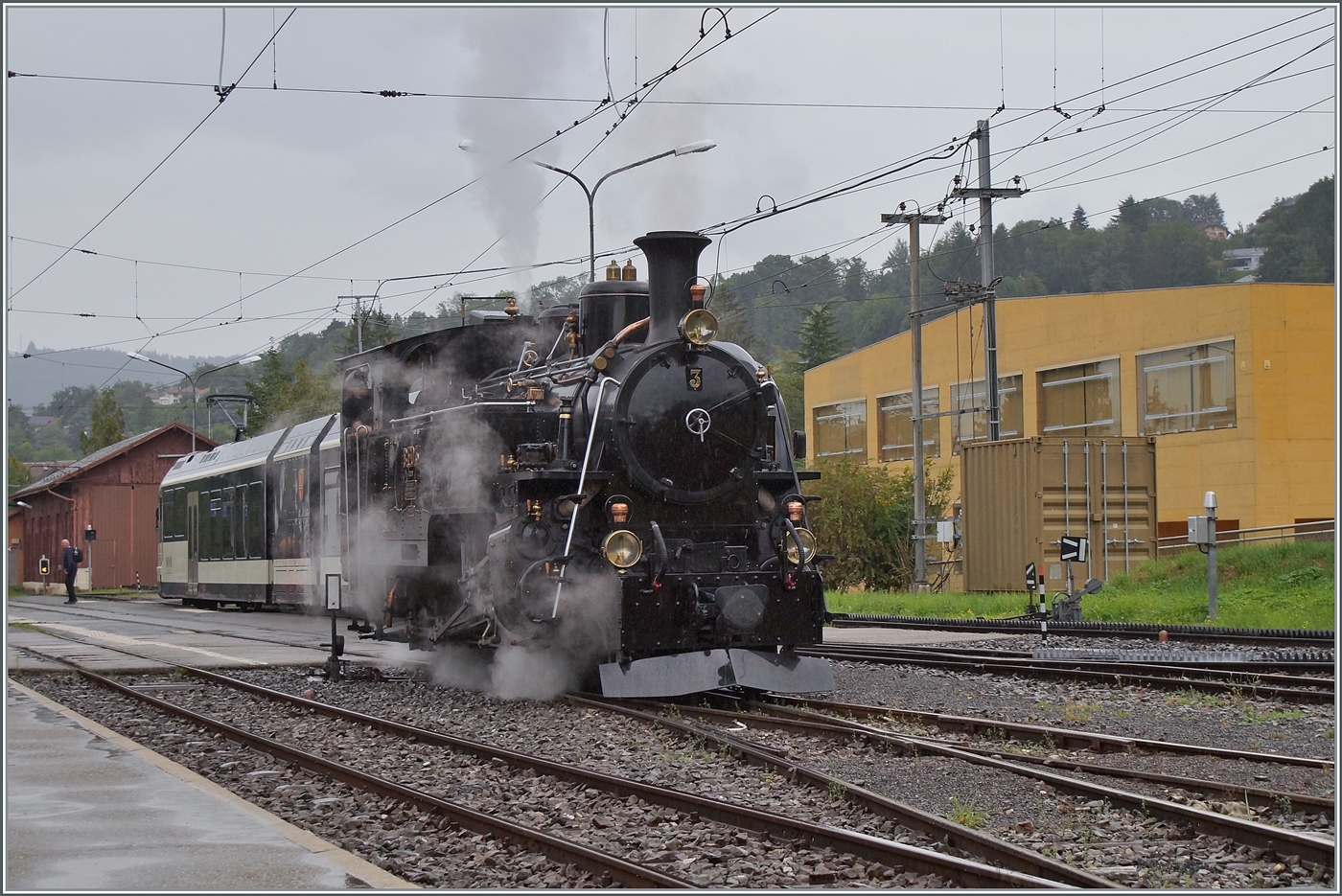 Die BFD HG 3/4 N° 3 der Blonay Chamby Bahn rangiert dampfend in Blonay.

29. Juli 2023