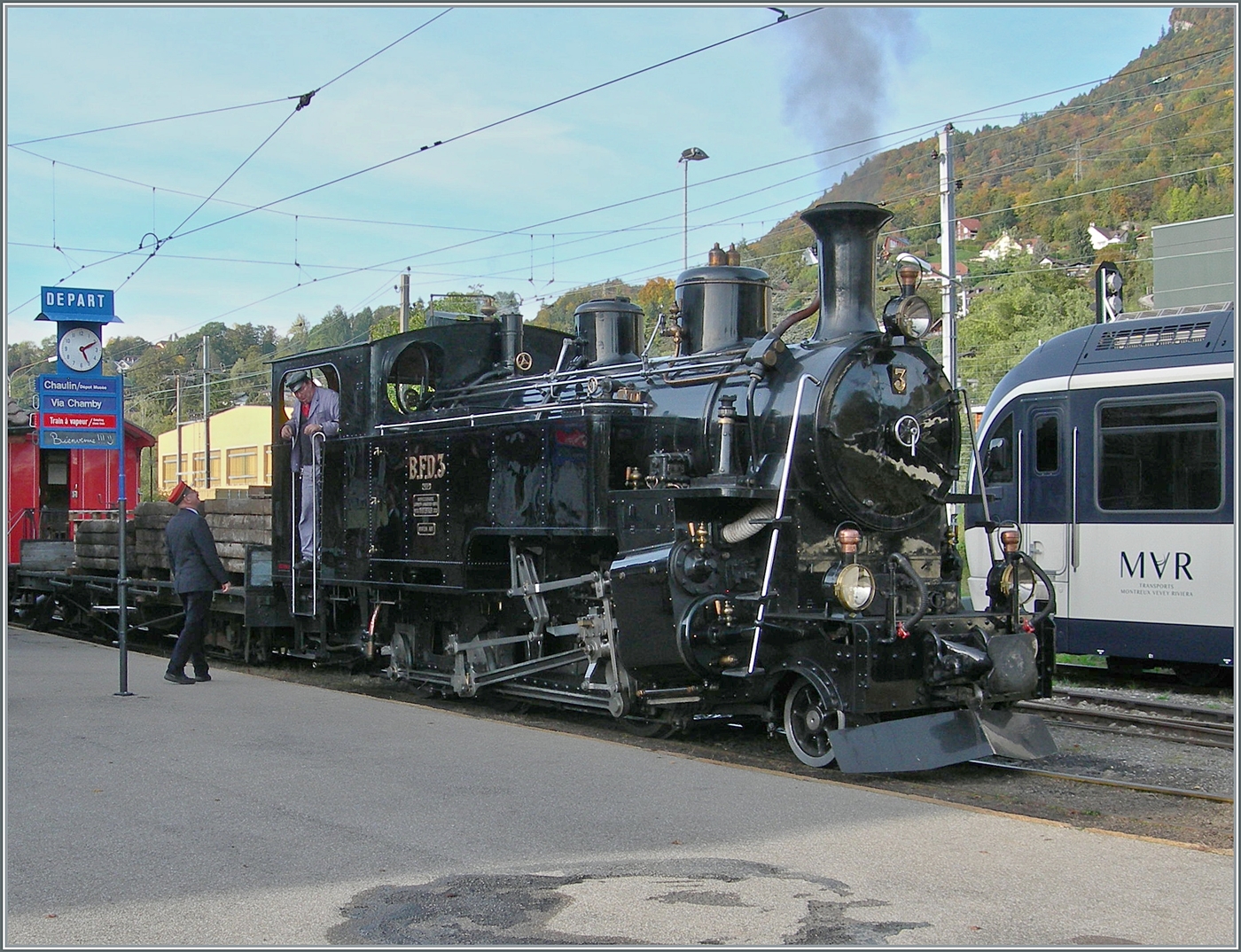 Die BFD HG 3/4 N° 3 der Blonay-Chamby Bahn wartet mit dem letzten Dampfzug des Tages in Blonay auf die Abfahrt nach Chaulin. Heute führt dieser Zug zusätzlich eine vierachsigen Flachwagen mit. 

13. Okt. 2024