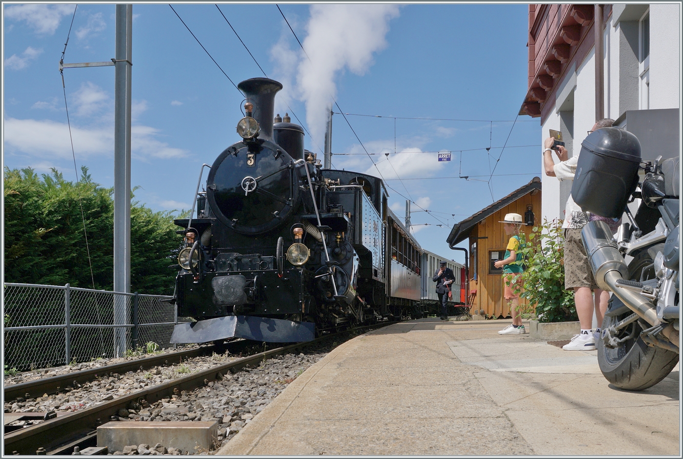 Die BFD HG 3/4 N° 3 der Blonay Chamby Bahn ist mit ihrem Dampfzug in Chamby angekommen und wird nach einem kurzen Aufenthalt die Fahrt nach Chaulin fortsetzen (sie wird den Zug in den nicht weit entfernten Museumsbahnhof schieben) 

11. Mai 2025