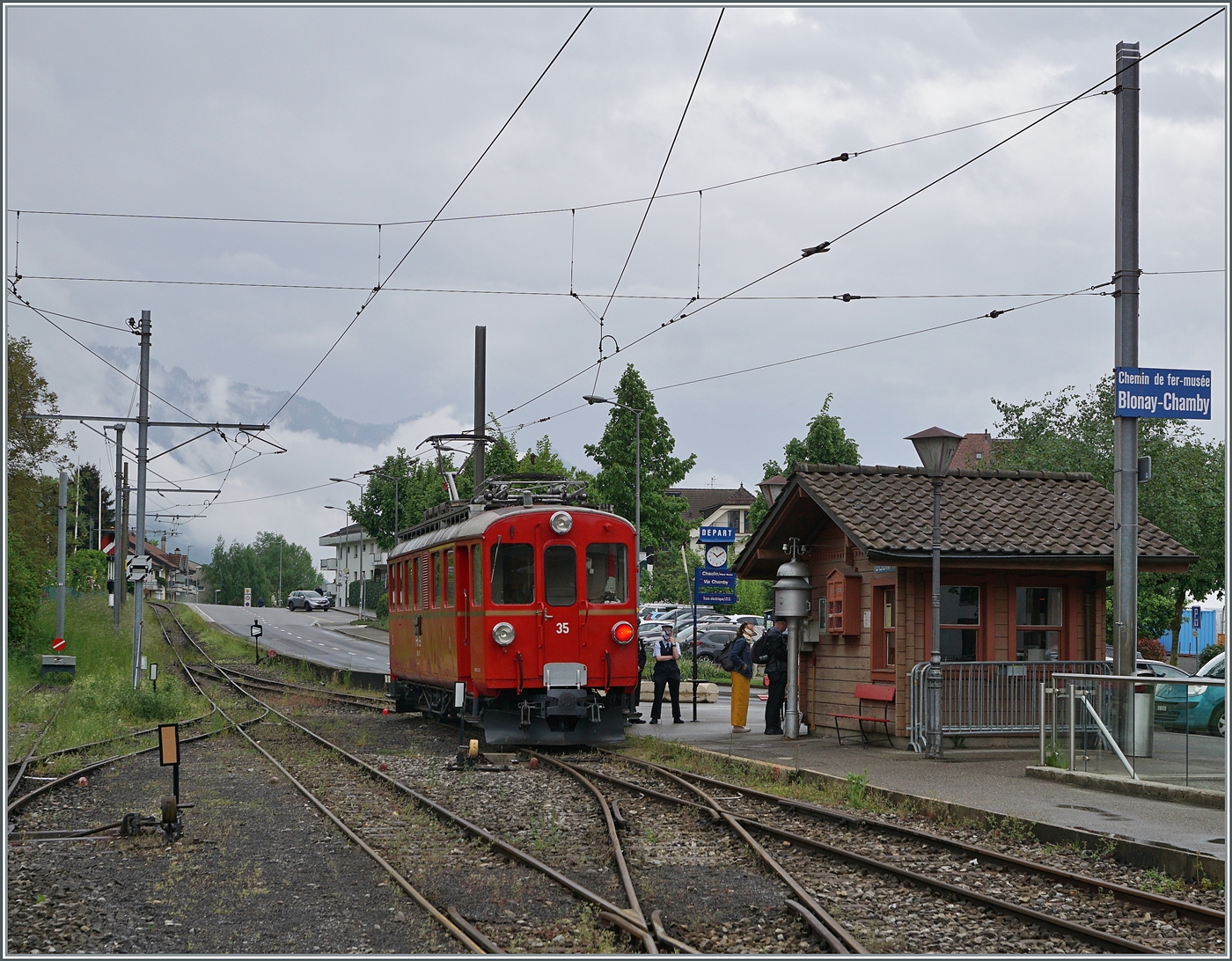 Die Blonay Chamby Bahn eröffnet die Saison 2025 mit dem prächtigen Bernina Bahn RhB ABe 4/4 I 35, der hier in Blonay auf die Abfahrt wartet. 

3. Mai 2025