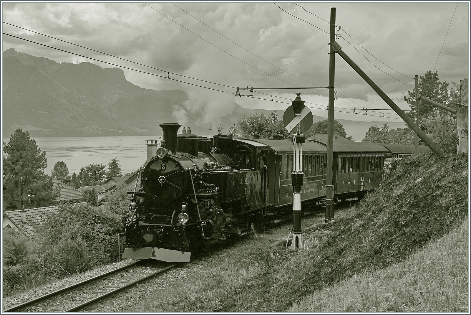 Die Blonay-Chamby Bahn HG 3/4 N°3 ist mit Reisezug kurz nach Blonay auf dem Weg nach Chaulin.

5. Juni 2022