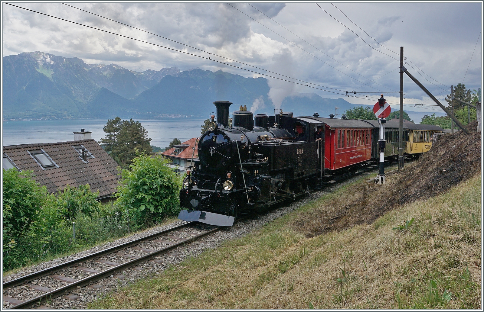 Die Blonay-Chamby BFD HG 3/4 N°3 ist kurz nach Blonay auf dem Weg nach Chaulin.

5. Juni 2022