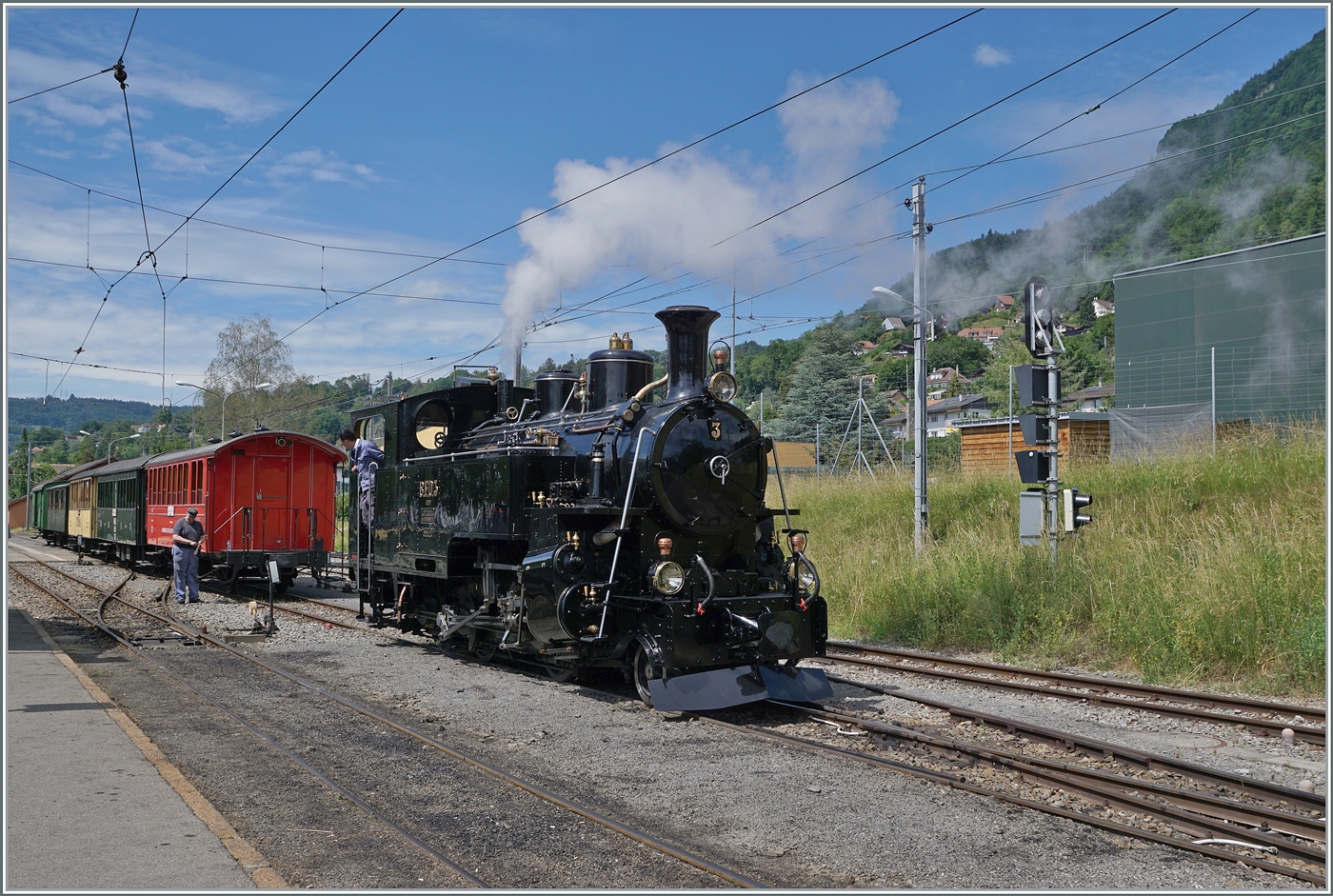 Die Blonay-Chamby BFD HG 3/4 N° 3 übernimmt in Blonay einen Reisezug nach Chaulin. 

6. Juni 2022