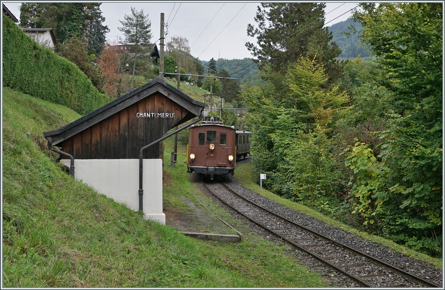 Die Blonay Chamby BOB HGe 3/3 29 erreicht mit ihrem Museumszug nach Blonay den Halt Chantemerle. 

1. Okt. 2022 