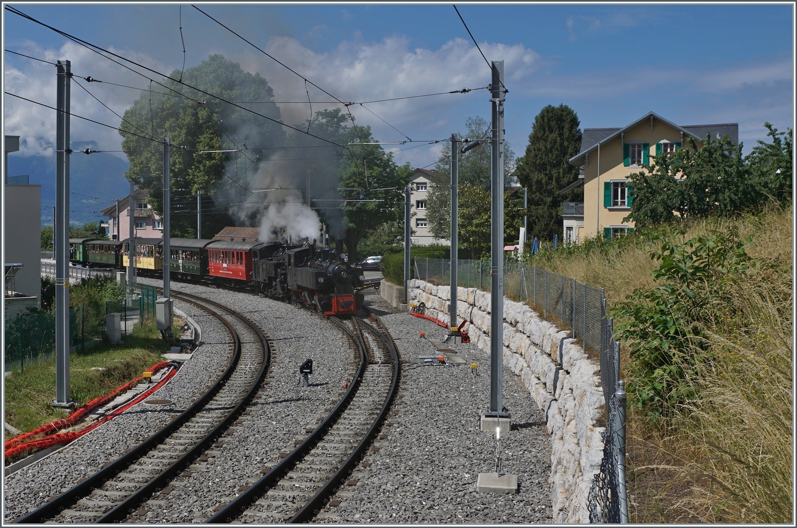 Die Blonay-Chamby G 2x 2/2 N°105 und BFD HG 3/4 N°3 verlassen mit dem Riviera Belle Epoque St-Légier in Richtung Chaulin.

6. Juni 2022