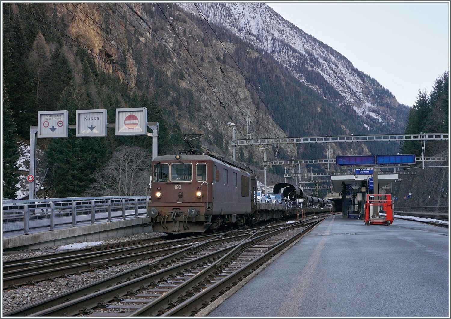 Die BLS Re 4/4 192 verlässt mit ihrem AT1 Autotunnelzug Goppenstein in Richtung Kandersteg. 

3.Januar 2024