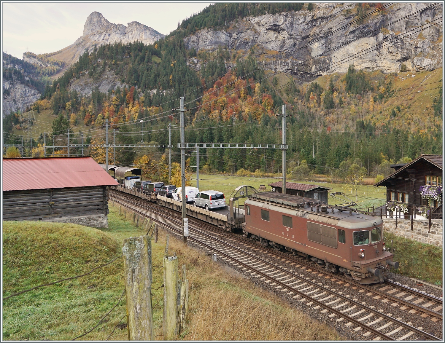 Die BLS Re 4/4 193 verlässt mit einem Tunnel-Autozug Kandersteg in Richtung Goppenstein. 

11. Oktober 2022 