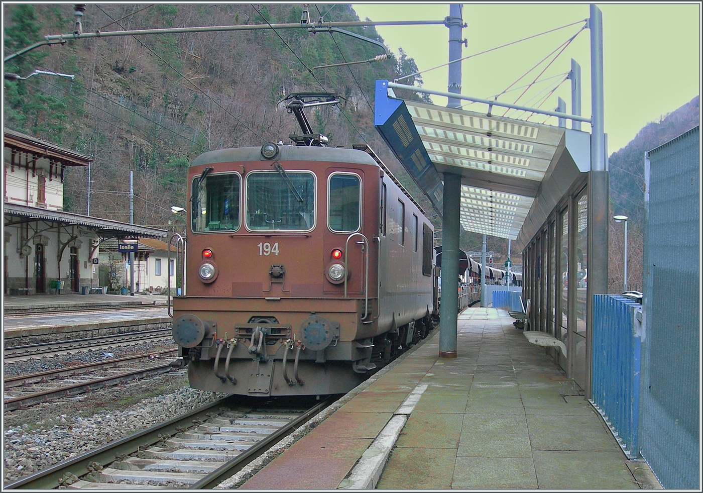 Die BLS Re 4/4 194 ist mit ihrem AT3 (Autotunnelzug) von Brig in Iselle eingetroffen. 

3. Jan. 2024