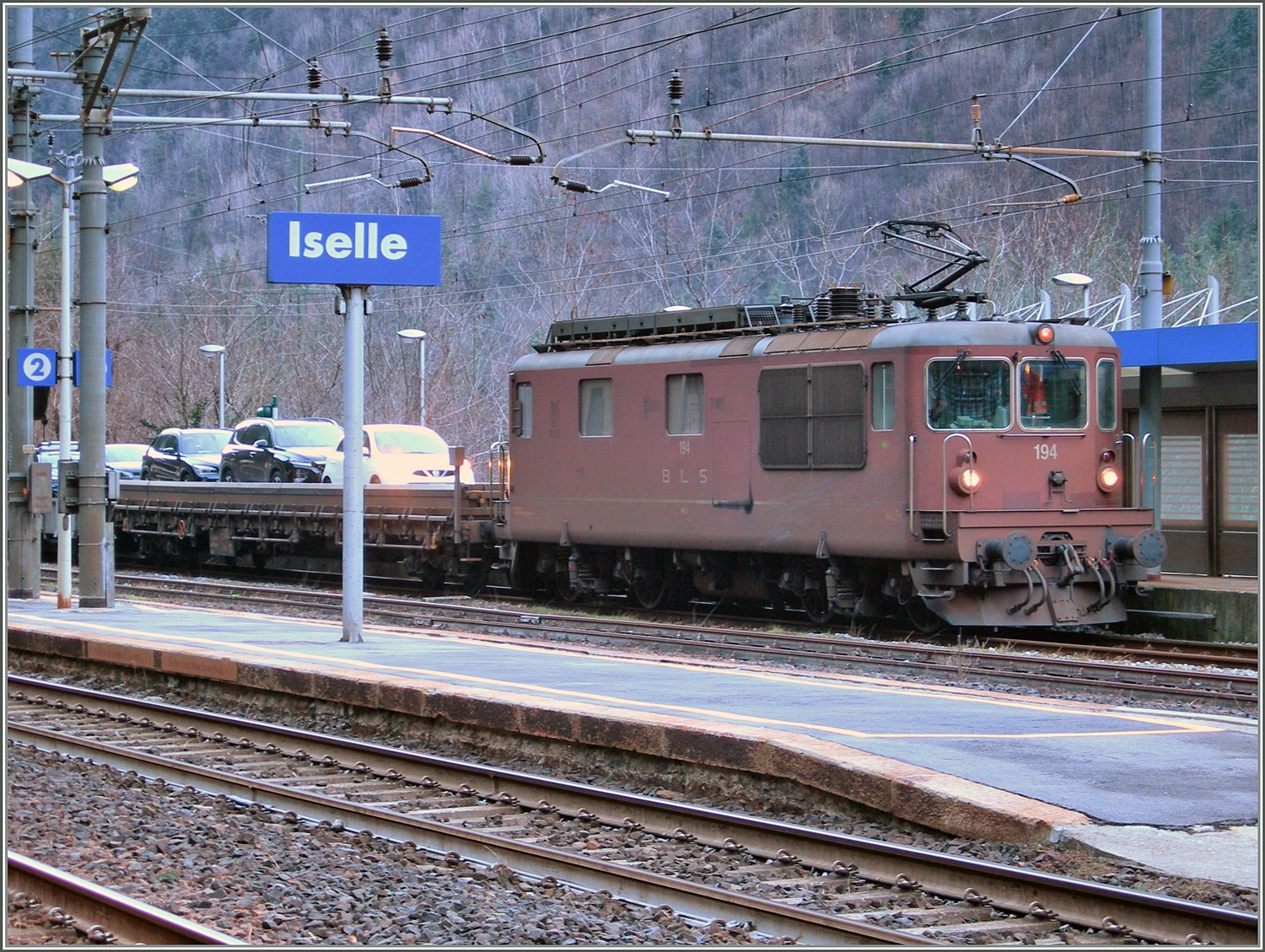 Die BLS Re 4/4 194 wartet mit ihrem AT3 (Autotunnelzug) nach Brig in Iselle auf die Abfahrt

3. Jan. 2024