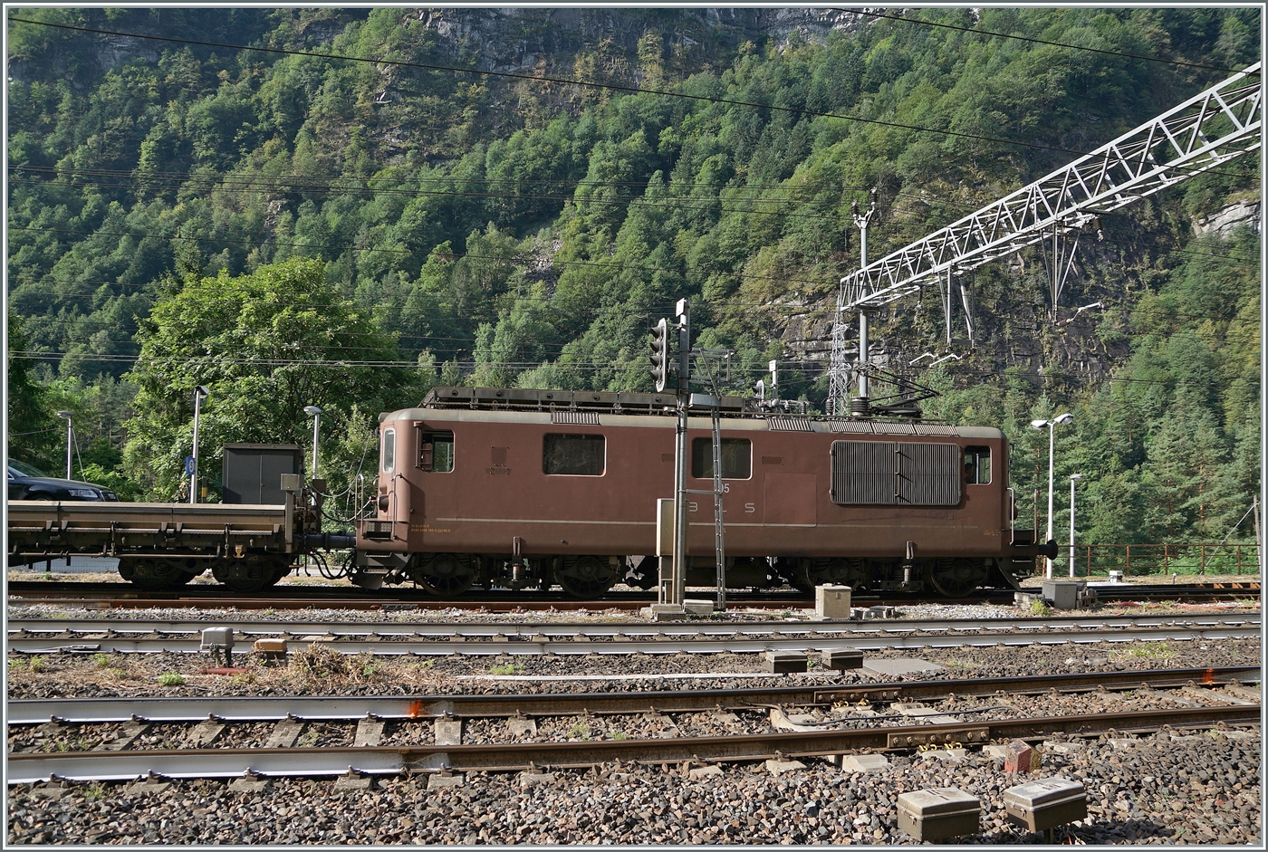 Die BLS Re 4/4 195 verlässt mit ihrem Autotunnelzug Iselle in Richtung Brig. 

17. Aug. 2024