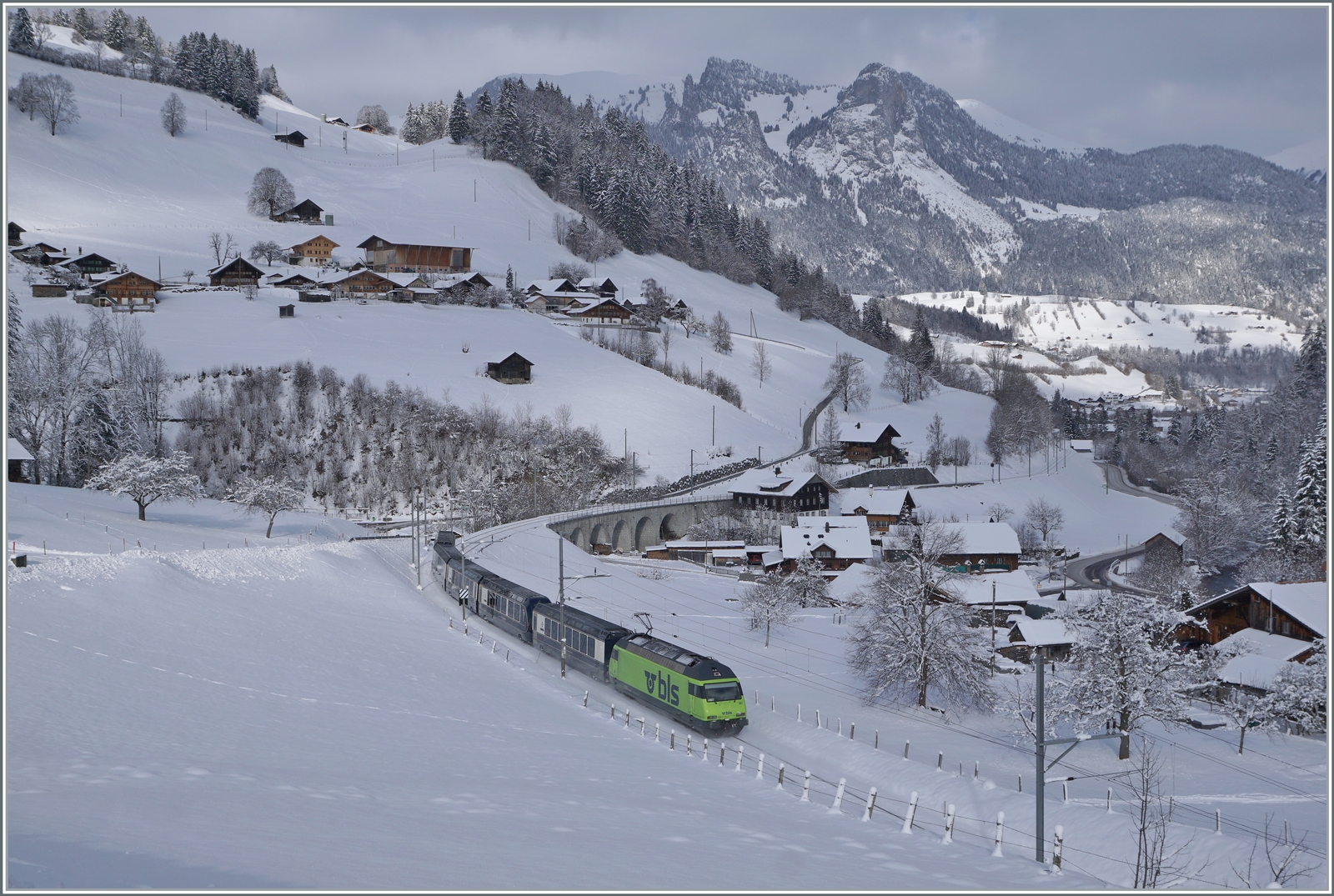 Die BLS Re 465 001 mit ihrem GoldenPass Express 4068 von Montreux nach Interlaken Ost bei Garstatt in einer herrlichen Winterlandschaft. 

20. Januar 2023