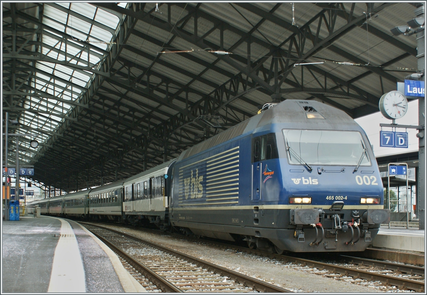 Die BLS Re 465 002 mit ihrem IR von Brig nach Genève Aéroport beim Halt in Lausanne. Ich war mir damals, kurz nach dem Fahrplanwechsel über die Besonderheit nicht bewusst: nur für gut drei Wochen, vom 21. DEz. 2008 bis am 11. Januar half erst die BLS Re 465 018, die dann kurz vor dem Jahreswechsel durch die BLS Re 465 002 abgelöst wurde, der SBB über einen Lokmangel infolge der verspäteten CIS ETR 610 Ablieferung aus.

2. Januar 2009