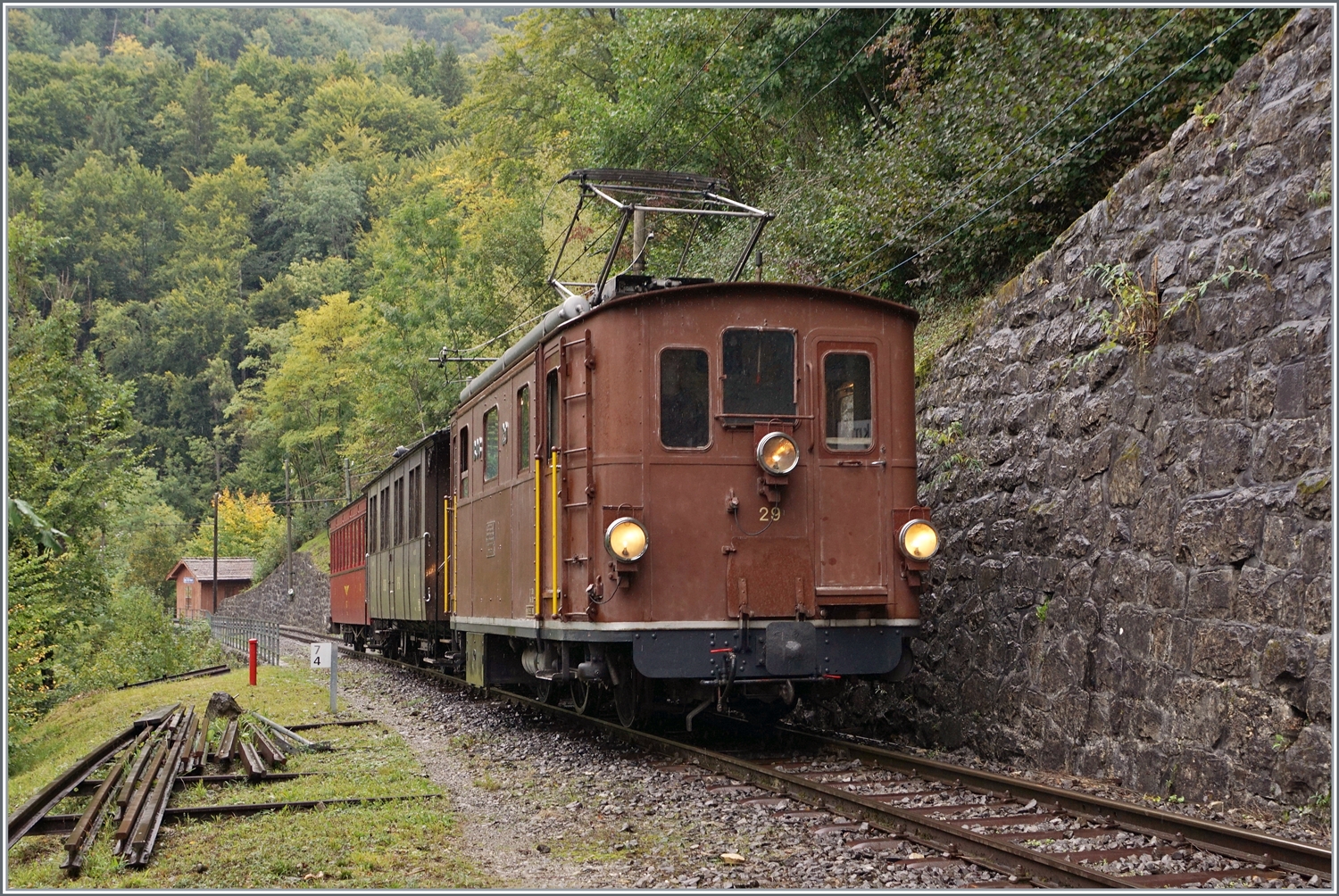 Die BOB HGe 3/3 29 hat bei der Blonay-Chamby Bahn eine neue Heimat gefunden und zeigt sich hier in der Baye de Clarens Schlucht zwischen Vers-chez-Robert und Cornaux. 

1. Oktober 2022