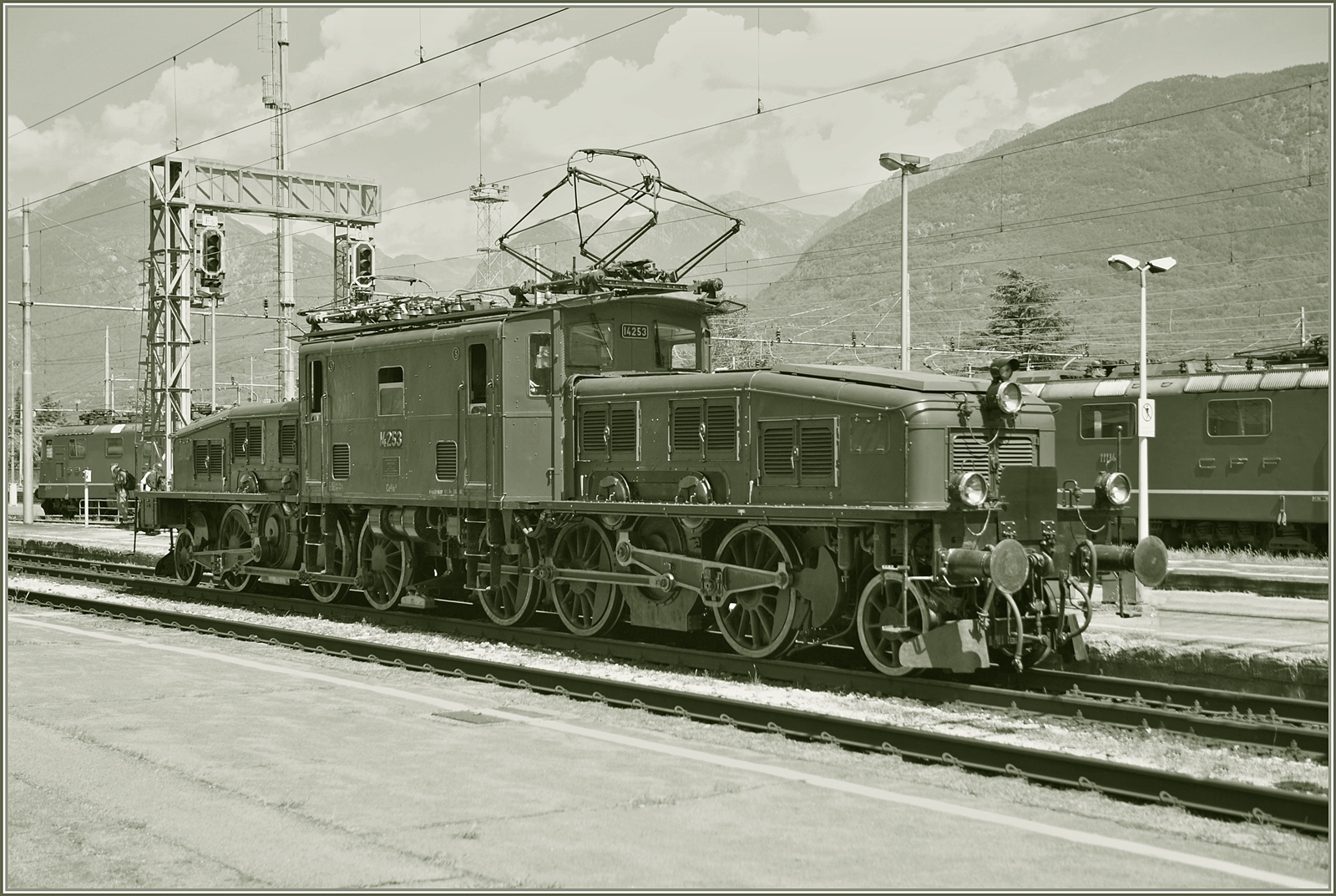 Die Ce 6/8 II 14253 in Domodossola im Rahmen eine Extrafahrt. 

20 Aug. 2011