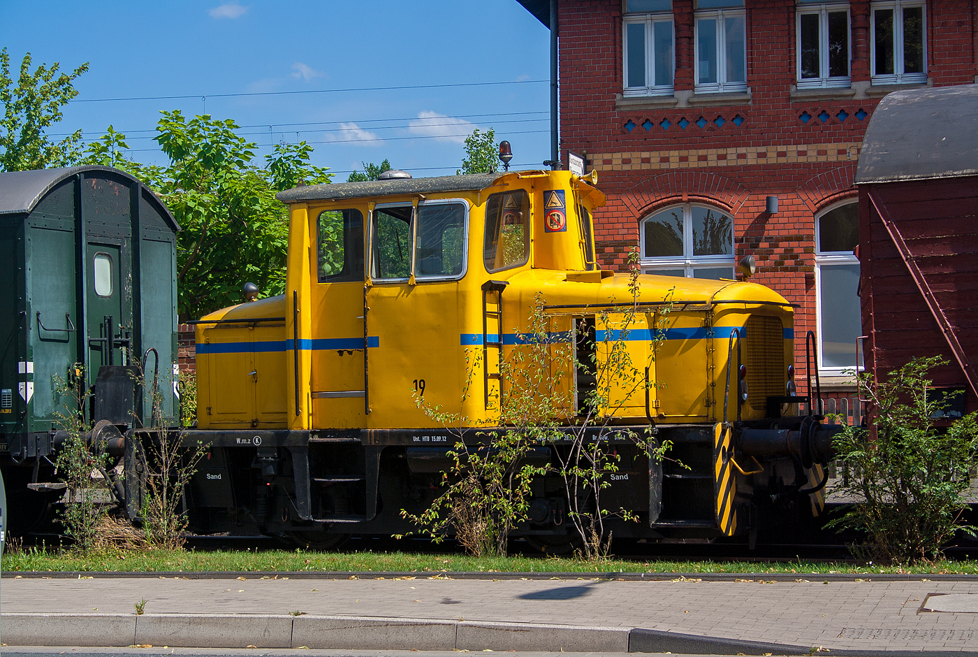 Die damalige V3 der Hespertalbahn e. V., ex 51 der Mannesmann Hüttenwerke AG in Duisburg-Huckingen, eine O&K MV 9b, am 18 Juli 2015 abgestellt vor dem alten Bahnhof in Essen-Kupferdreh.

Die Lok wurde 1956 von Orenstein & Koppel in Dortmund-Dorstfeld unter der Fabriknummer 25710 und an die Mannesmann Hüttenwerke AG in Duisburg-Huckingen (als Lok 51, später Lok 21) geliefert. Dort fuhr sie bis 1979. Von 1986 bis 2003 war sie bei Zanders Feinpapier GmbH in Bergisch Gladbach. Dann kam sie wieder zur WLH - Westfälische Lokomotiv-Fabrik Hattingen Karl Reuschling als Nr. WLH 19 bis sie 2010 als V3 zur Hespertalbahn kam. Im April 2022 wurde sie nach Fristablauf abgestellt und im August 2023 wurde die Lok nach Frankreich verkauft und überführt. 

Die 2. Dortmunder Nachkriegs-Generation, zu der auch die MV 9 gehört, zeigt sich wesentlich einheitlicher in der Konstruktion. Sie umfasste ausschließlich kettengetriebene zweiachsige Fahrzeuge mittlerer Leistungsklassen. Neben der Kraftübertragung entsprach auch der geschweißte Rahmen mit blattgefederten Achslagern weitgehend den damalig aktuellen Konstruktionsprinzipien des (Einheits-)Kleinlok-Baus.

Die Typenbezeichnung setzt sich wie bisher zusammen aus der Antriebsart (M - Motorlokomotive), der Kraftübertragung (V - Kettenantrieb) und 1/20 der Leistung. Danach folgten kleine Kennbuchstaben, um Varianten zu kennzeichnen.

TECHNISCHE DATEN:
Gebaute Anzahl: 22
Spurweite: 1.435 mm (Normalspur)
Achsformel: B
Dienstgewicht: 28 t
Länge über Puffer: 7.300 mm
Fester Radstand: 2.500 mm
Breite: 3.000 mm
Höhe: 3.600 mm
Höchstgeschwindigkeit: 25 km/h
Dieselmotor: wassergekühlter 8 Zyl. V-Motor
Leistung: 210 PS bei 1600 U/min