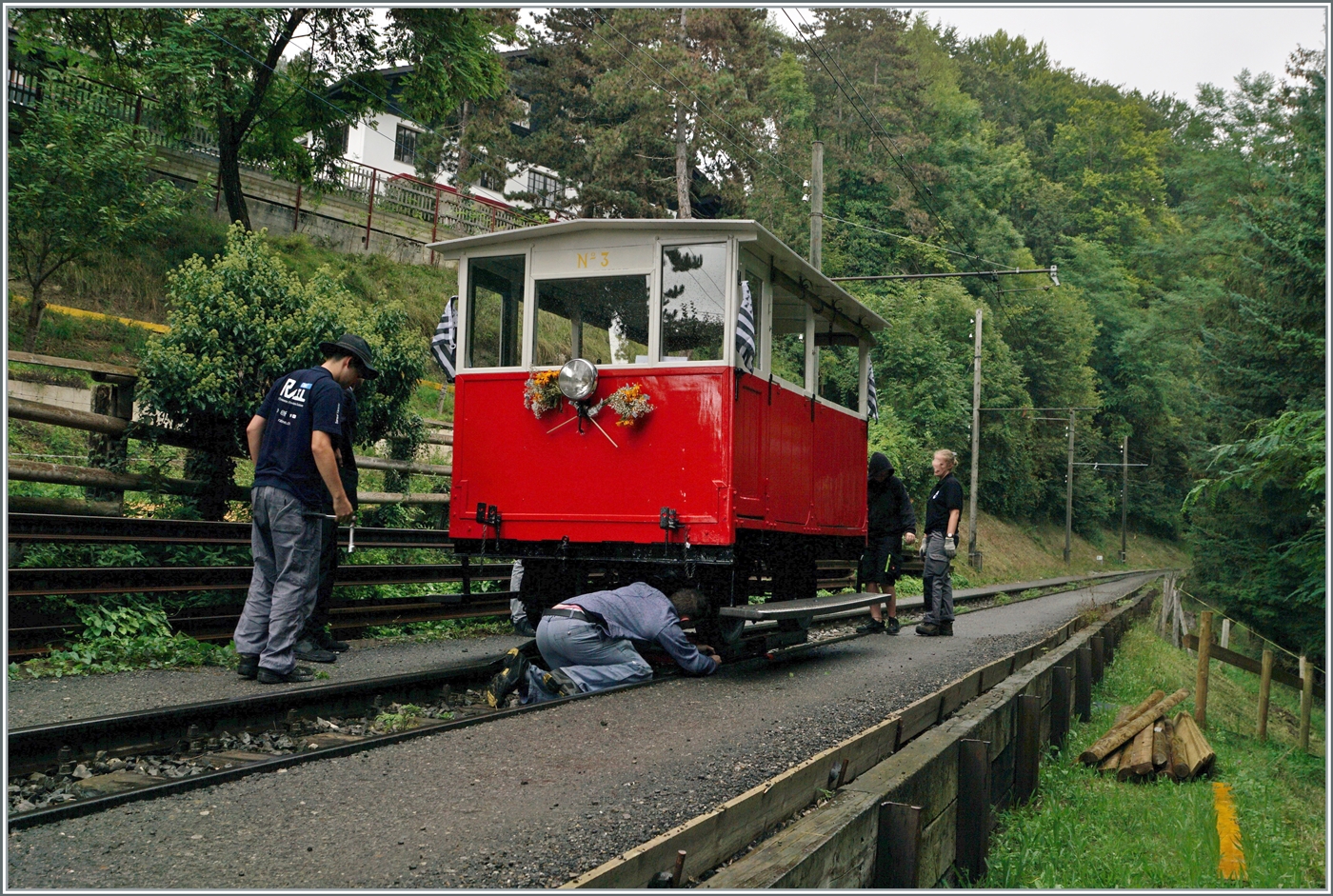 Die Dm 2/2 N° 3  Le Biniou  wurde auf der freien Strecke gedreht, und werden die Arretierungen aufgehoben, damit die Draisine wieder aufs Gleis rollen kann.

8. Sept. 2024