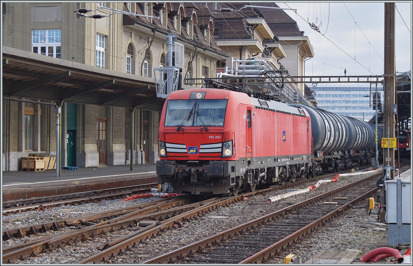 Die (ex DB) WRS 193 302 (91 80 6193 302-7 D-WRSCH) steht mit einem langen Kesselwagenzug in einige Zeit in Lausanne bevor ihre Fahrt weitergeht. Die Lok hat gemäss der Anschrift eine Zulassung in D, A, CH, I, NL und B, wobei praktisch an der selben Stelle angeschriebenen Spannungen für mich nicht schlüssig sind: 3000 V , 1500 V, 1500 V 50 Hz und 1000 V 16,7 Hz. Leider stand die Lok mit ihrem Zug fotografisch gesehen sehr ungeschickt, was hauptsächlich auf die Länge der Zuges zurückzuführen ist. 

5. Januar 2026
