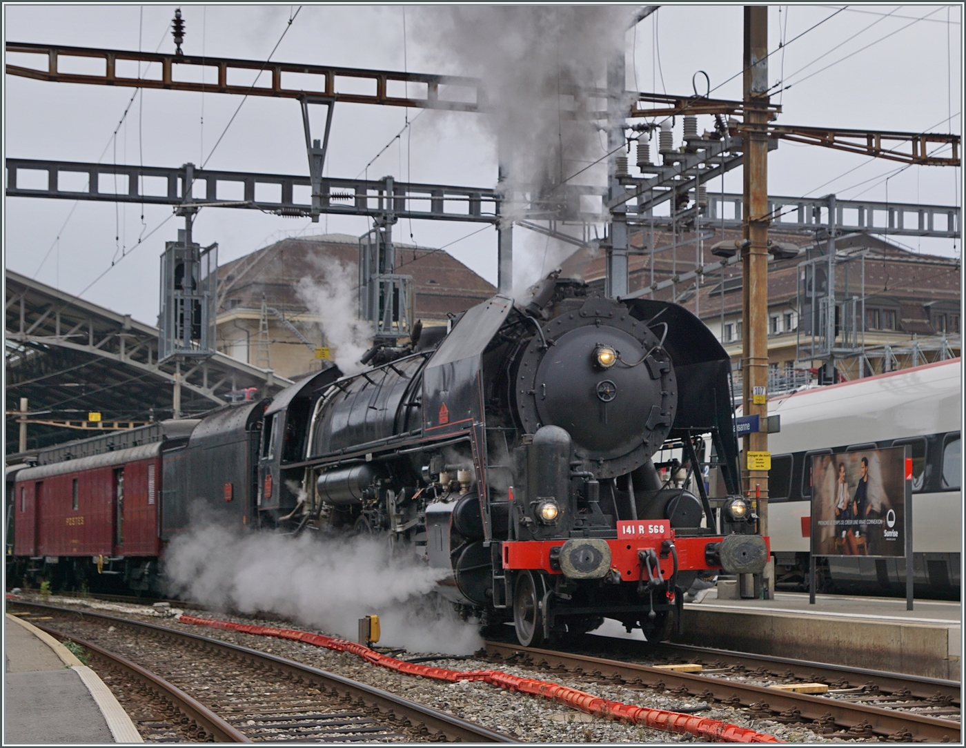 Die (ex) SNCF 141 R 568 der L'Association 141 R 568 verlässt mit dem stattlichen  Train Chasse  den Bahnhof von Lausanne; hier eine weitere Bildvariante mit einem mit eher ungefälligen, abgeschnitten Zug, welche aber doch die Dampflok selbst recht gut in Szene setzt. 

26. Okt. 2024