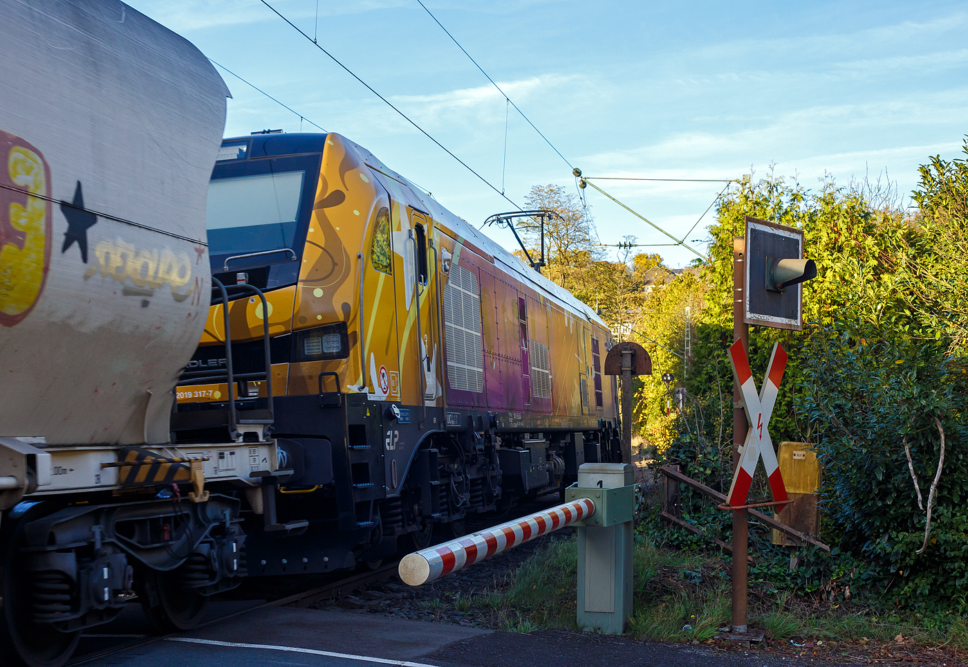 Die fast noch Fabrikneue, gerade mal sechs Wochen alt, und an die dispo-Tf Rail GmbH (Berlin) vermietete Stadler EURO 9000 der ELP - European Loc Pool AG (Frauenfeld/CH) 2019 317-7 (90 80 2019 317-7 D-ELP) fährt am 26 Oktober 2024, mit einem Zuckerzug (VTG Wagen der Gattung Uagnpps), durch Kirchen (Sieg) in Richtung Siegen. Vermutlich ist sie hier an die RTB CARGO GmbH (Düren) untervermietet.

Die Stadler EURO 9000 eine Co'Co'- DualModeLok wurde 2024 von Stadler Rail Valencia S.A.U. in Albuixech (Spanien) unter der Fabriknummer 4339 gebaut und am 18.09.2024 an die ELP - European Loc Pool AG in Frauenfeld (CH) ausgeliefert. Seit dem 18.09.2024 ist sie auch an die dispo-Tf Rail GmbH (Berlin) vermietet.