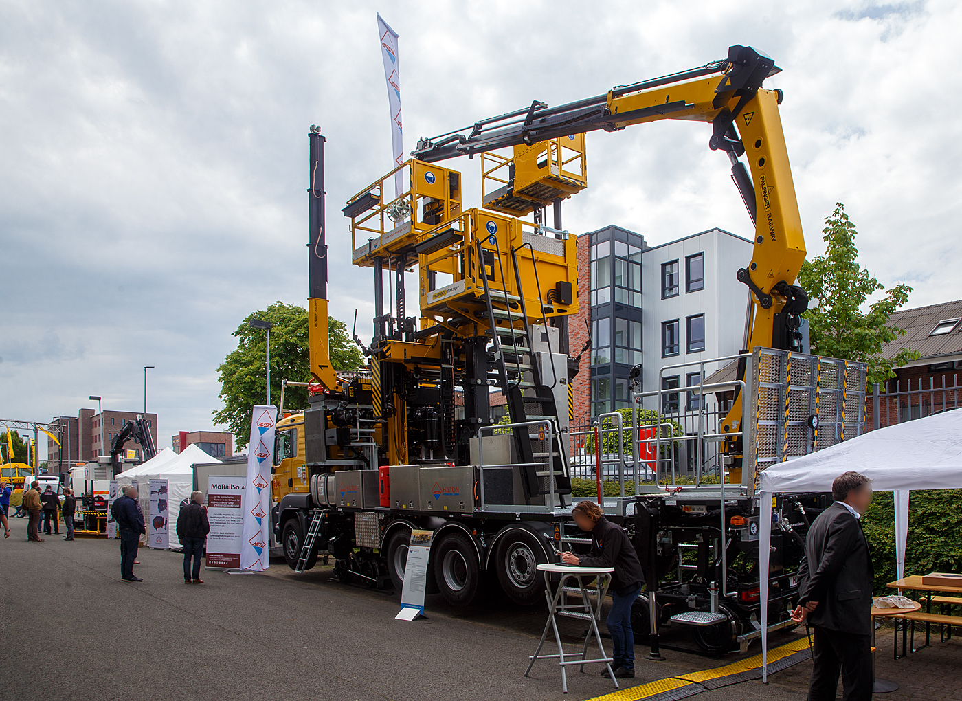 Die Firma HILTON Kommunal GmbH aus Gehrden präsentierte auf der 28. Internationale Ausstellung Fahrwegtechnik 2022 (iaf) in Münster, hier am 31 Mai 2022, eines der weltweit größten Zweiwege-Fahrzeuge zur Montage von Oberleitungen. 

Das Fahrzeug ist bestimmt für die EQOS Energie Österreich GmbH. Dieses Fahrzeug ist das bisher größte 2-Wege Fahrzeug welches von Hilton gebaut wurde. Das Basisfahrzeug des multifunktionalen 2-Wege OMF - Oberleitungsmontagefahrzeugs ist ein MAN TGS 35.470 8x4 (32t) mit einem 350 kW/475 PS starken Motor, Teile des Fahrzeugaufbaues sind von der Firma Toni Maurer Fahrzeugbau GmbH & Co KG (Türkheim). 

Das Fahrgestell ist ausgestattet mit einem hydrostatisch angetriebenen Schienenfahrsystem bestehend aus 2 Drehgestellen. Der Aufbau besteht aus einer Palfinger PA1002 Arbeitsbühne mit 3 Körben (Palfinger Dreifach-Bühne), einem PKR 115 Ladekran sowie einem PFD99 Fahrdrahtdrücker. Zudem ist das Fahrzeug ausgerüstet mit einem Messpantographen und Laser Messsystem. Mit der zusätzlichen Wagonbremsanlage können mehrere Wagons mit dem Fahrzeug gezogen werden (bis zu 12 Achsen). Das Fahrzeug ist mit vielen Sonderoptionen ausgestattet wodurch es eine multifunktionale Maschine für die Installation und Wartung von Oberleitungssystemen ist.

Mit diesem neuen Fahrzeugkonzept bietet Hilton eine Alternative zu traditionellen schienengebundenen MTWs wobei die 2-Wege Lösung zahlreiche Vorteile bietet wie z.B. deutlich geringere Anschaffungskosten, höhere Flexibilität in der Logistik und kürzere Lieferzeiten. Immer mehr Kunden ersetzen hierdurch alte schienengebundene Wartungsfahrzeuge durch moderne 2-Wege Fahrzeuge. Mit diesem 8x4 32t Geräteträger sind viele verschiedene modulare Aufbauten möglich, so dass individuelle Kundenwünsche schnell realisierbar sind.
