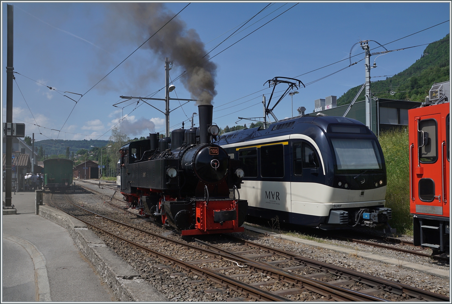 Die G 2x 2/2 105 dampft vor dem modernen MOB/MVR Rollmaterial in Blonay. 

21. Mai 2022 