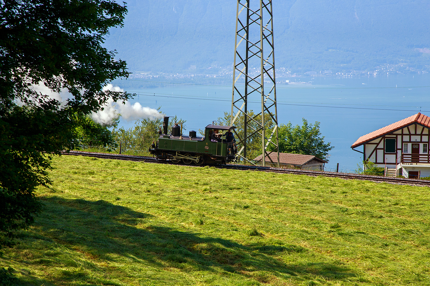 Die haben mich vergessen, da muss ich noch schnell hinterher....
Pfingsten 2023 (Samstag 27 bis 29 Mai 2023) fand bei der Museumsbahn Blonay–Chamby das Schweizer Dampffestival 2023 / Festival suisse de la Vapeur 2023 statt, das Highlight am Samstag war die Dreifach-Dampflok-Traktion. Darunter war auch die kleine G 3/3 LEB N° 5  Bercher , die hier am 27.05.2023 von Chaulin alleine nach Blonay hinab fährt.