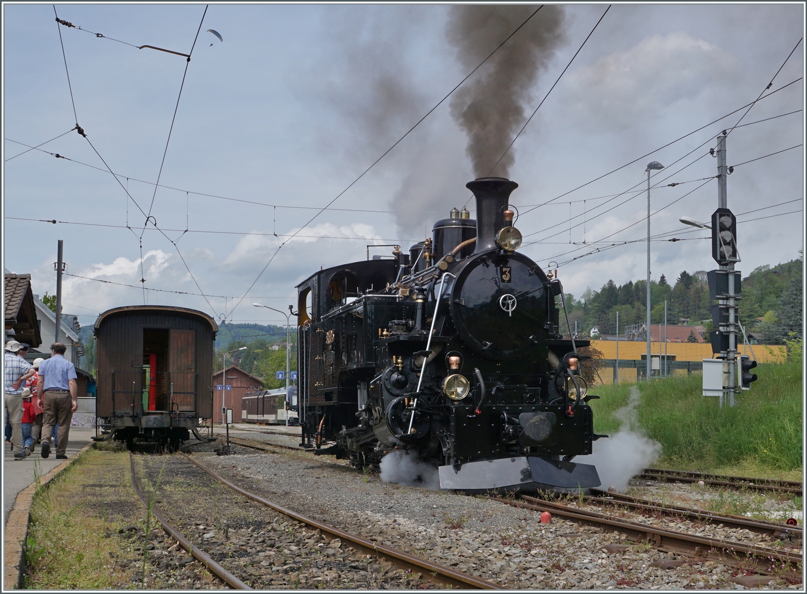 Die HG 3/4 N° 3 rngiert in Blonay, sie ist mit dem ersten Dampfzug der Saison hir eingetroffen und wird ihn nach dem  Umfahren  nach Chaulin zurück führen. 

6. Mai 2023